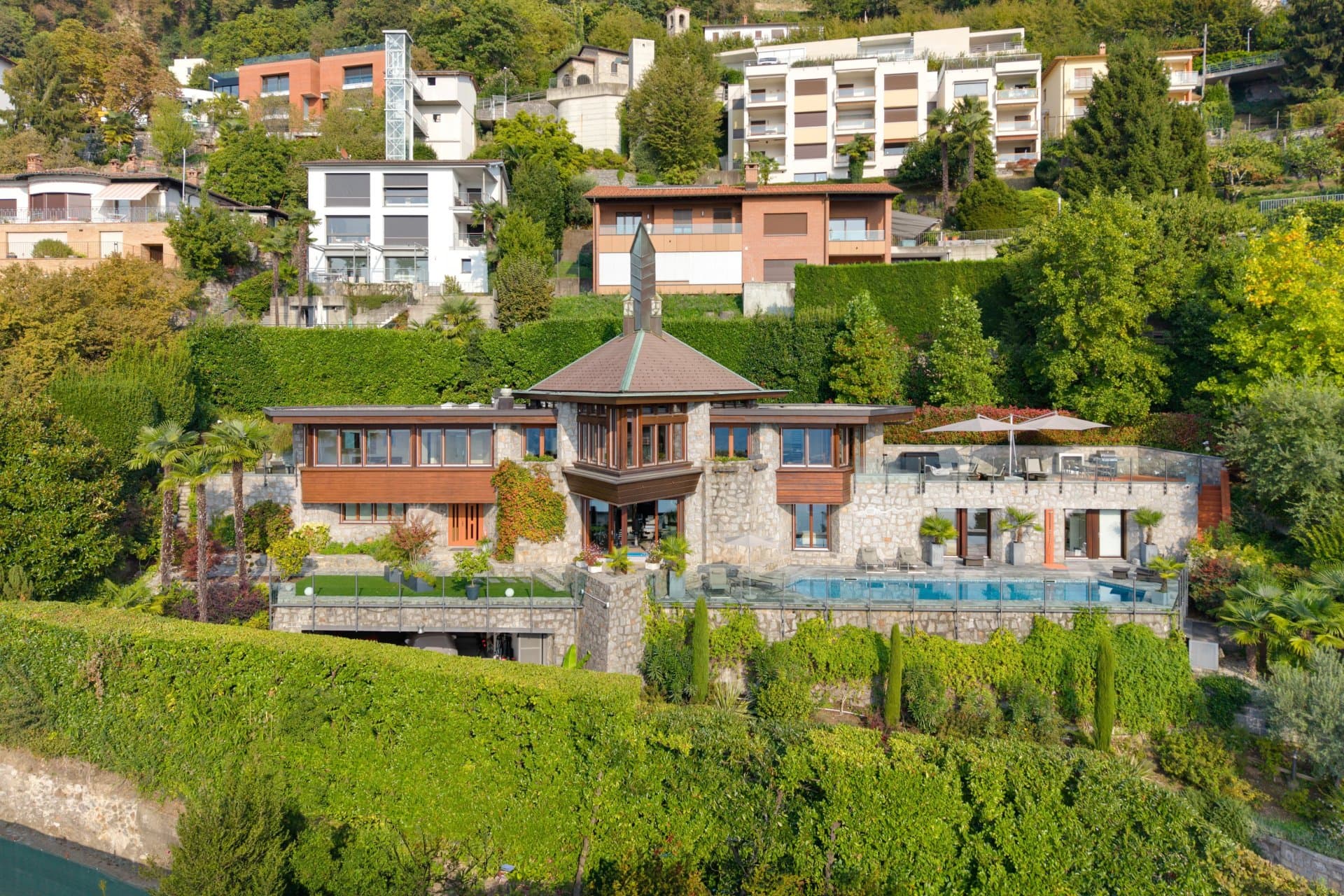 Completely refurbished, this extraordinary villa for sale in Lugano-Aldesago, designed by architect Franco Ponti, stands out for its iconic triangular forms and the refined interplay of natural stone… - 1