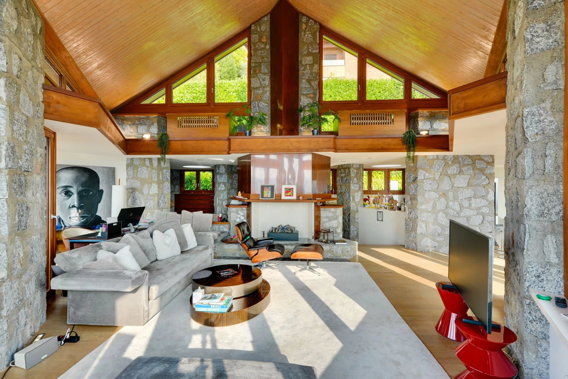 Completely refurbished, this extraordinary villa for sale in Lugano-Aldesago, designed by architect Franco Ponti, stands out for its iconic triangular forms and the refined interplay of natural stone… - 3