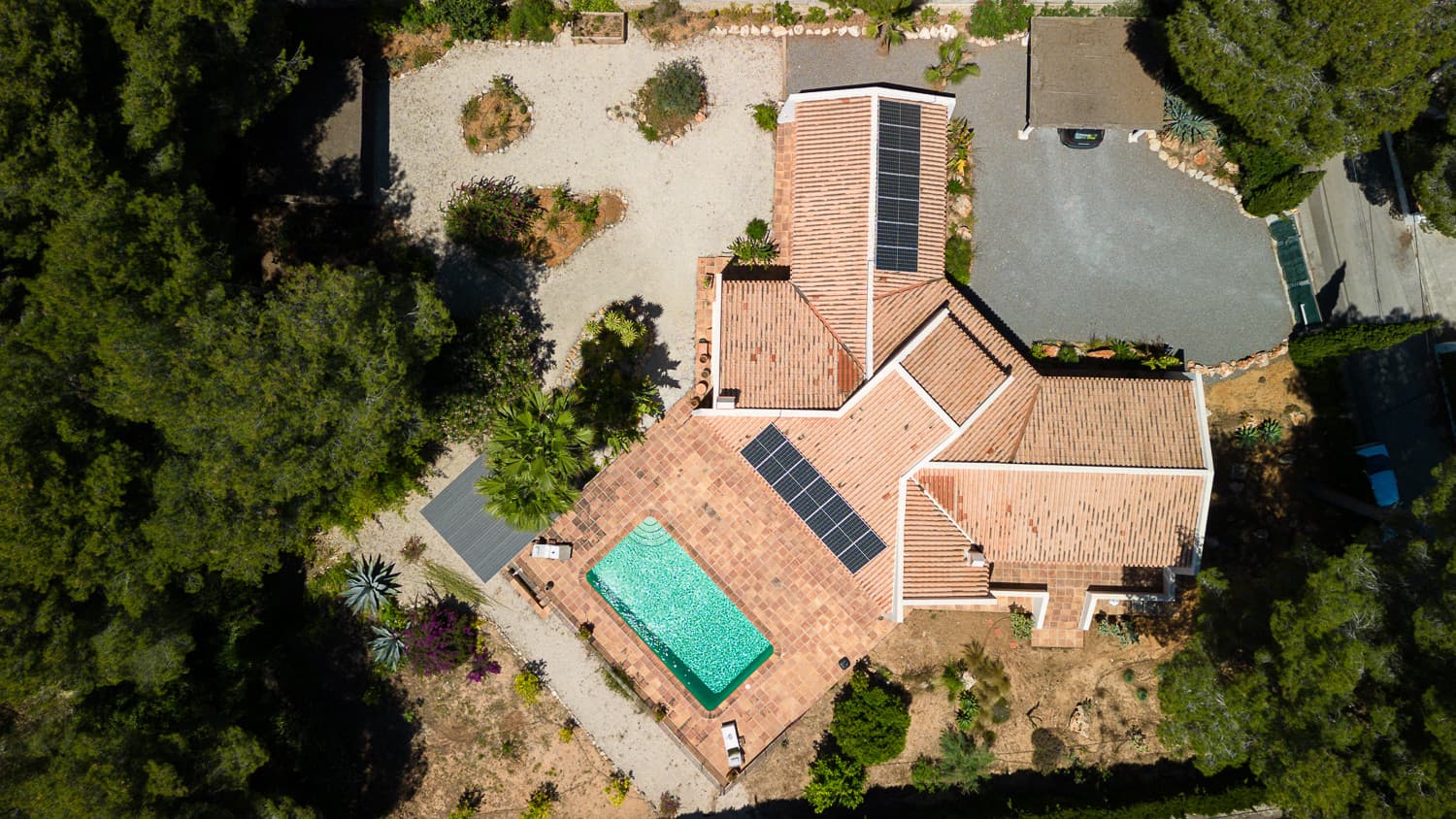 This elegant villa located in the coveted Montgó area of Jávea, Alicante, combines comfort and sustainability in a privileged natural setting. - 18