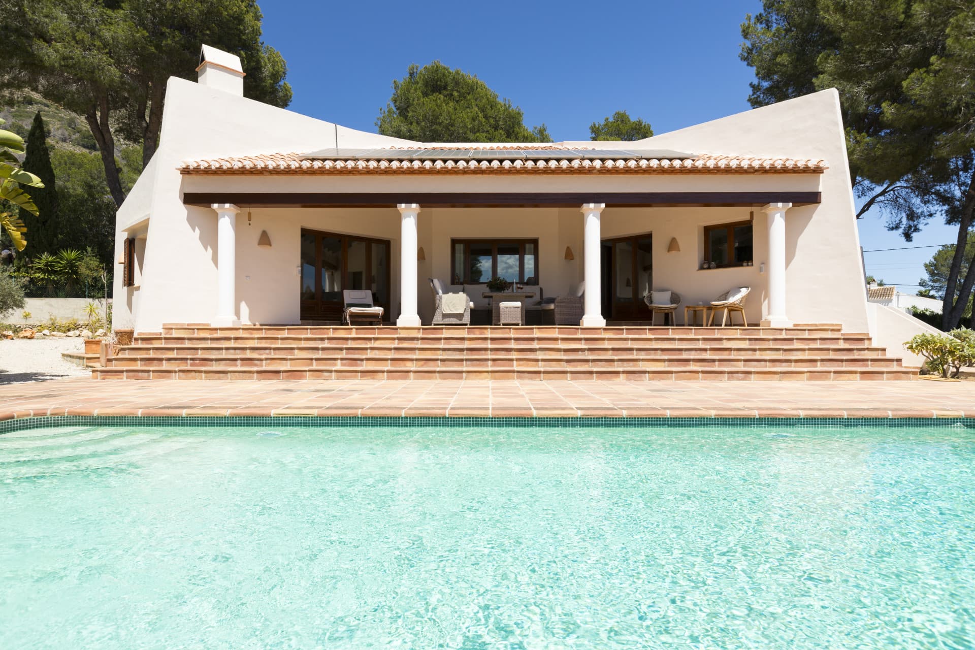 This elegant villa located in the coveted Montgó area of Jávea, Alicante, combines comfort and sustainability in a privileged natural setting. - 1