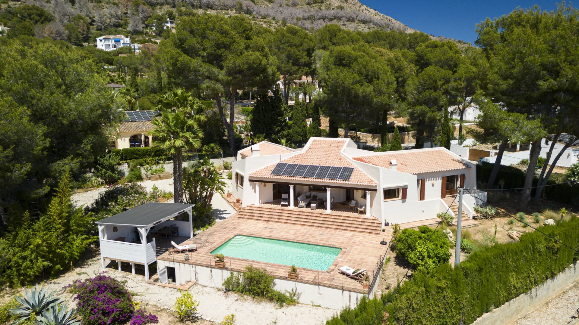 This elegant villa located in the coveted Montgó area of Jávea, Alicante, combines comfort and sustainability in a privileged natural setting. - 17