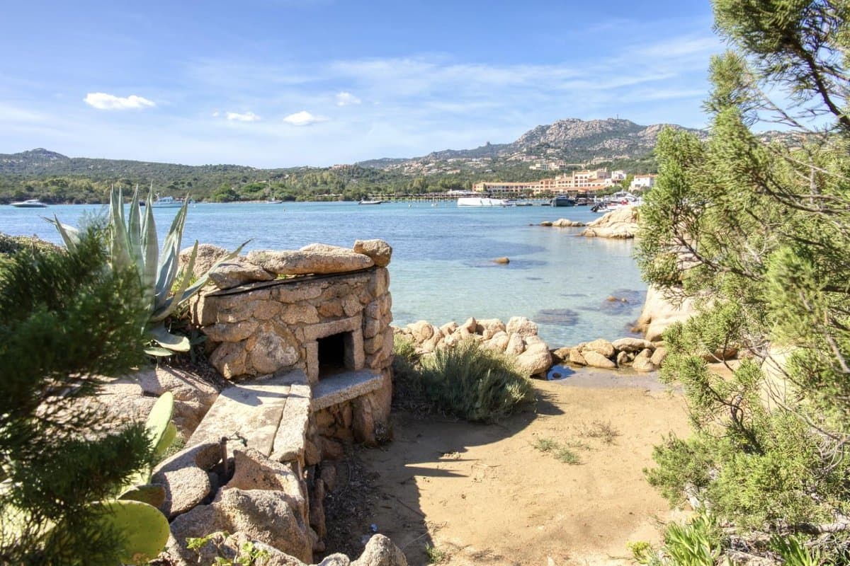 Villa Cala di Volpe commands a private peninsula of approximately 6,000 square meters overlooking the waters of the prestigious Baia Cala di Volpe, just moments from the refined Hotel Cala di Volpe… - 4
