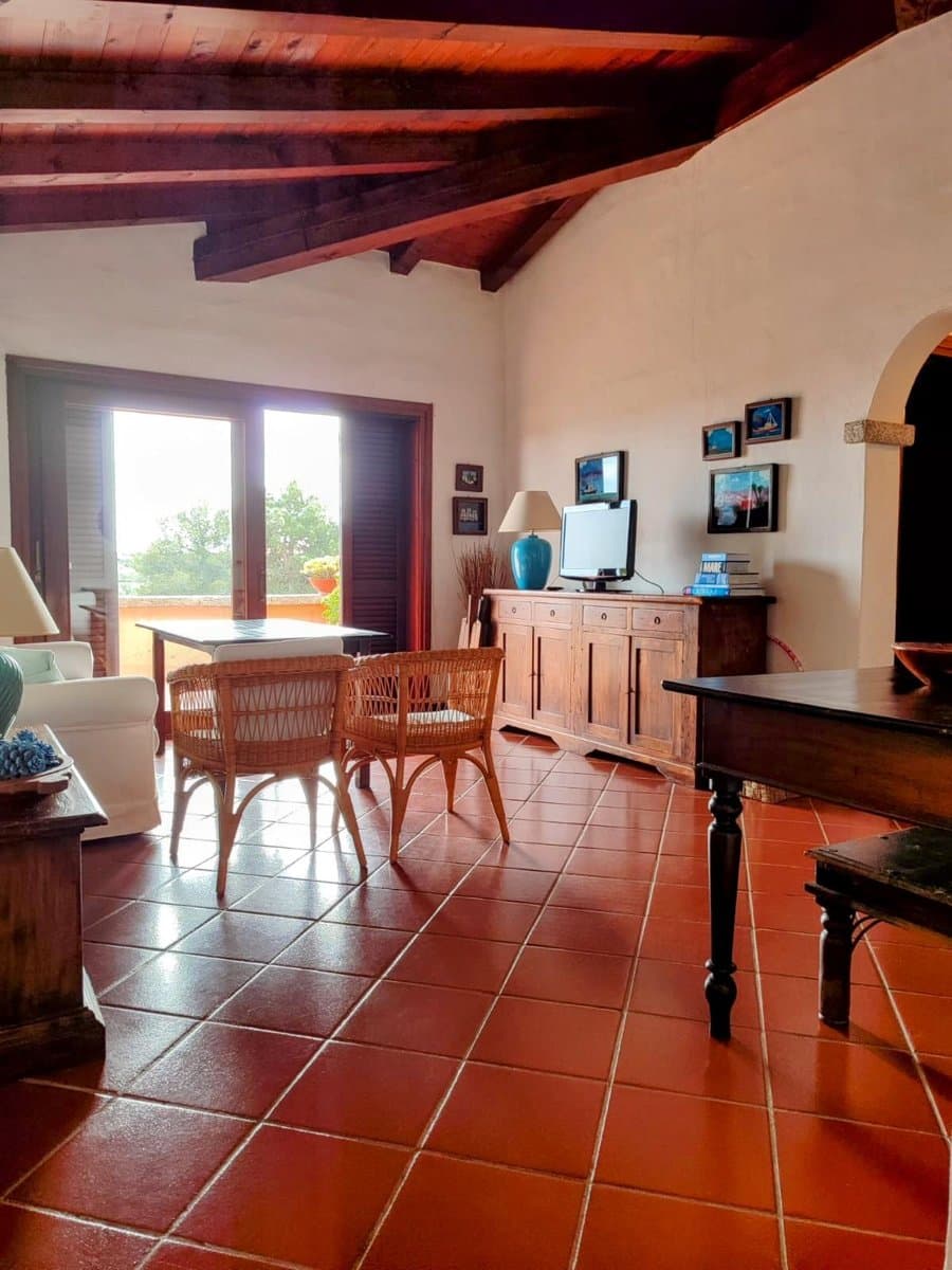Situated in Puntaldia, a short walk from the coastline and the central piazzetta, Casa Haliotis is a bright two-bedroom residence designed to experience Sardinia in absolute tranquility. - 4