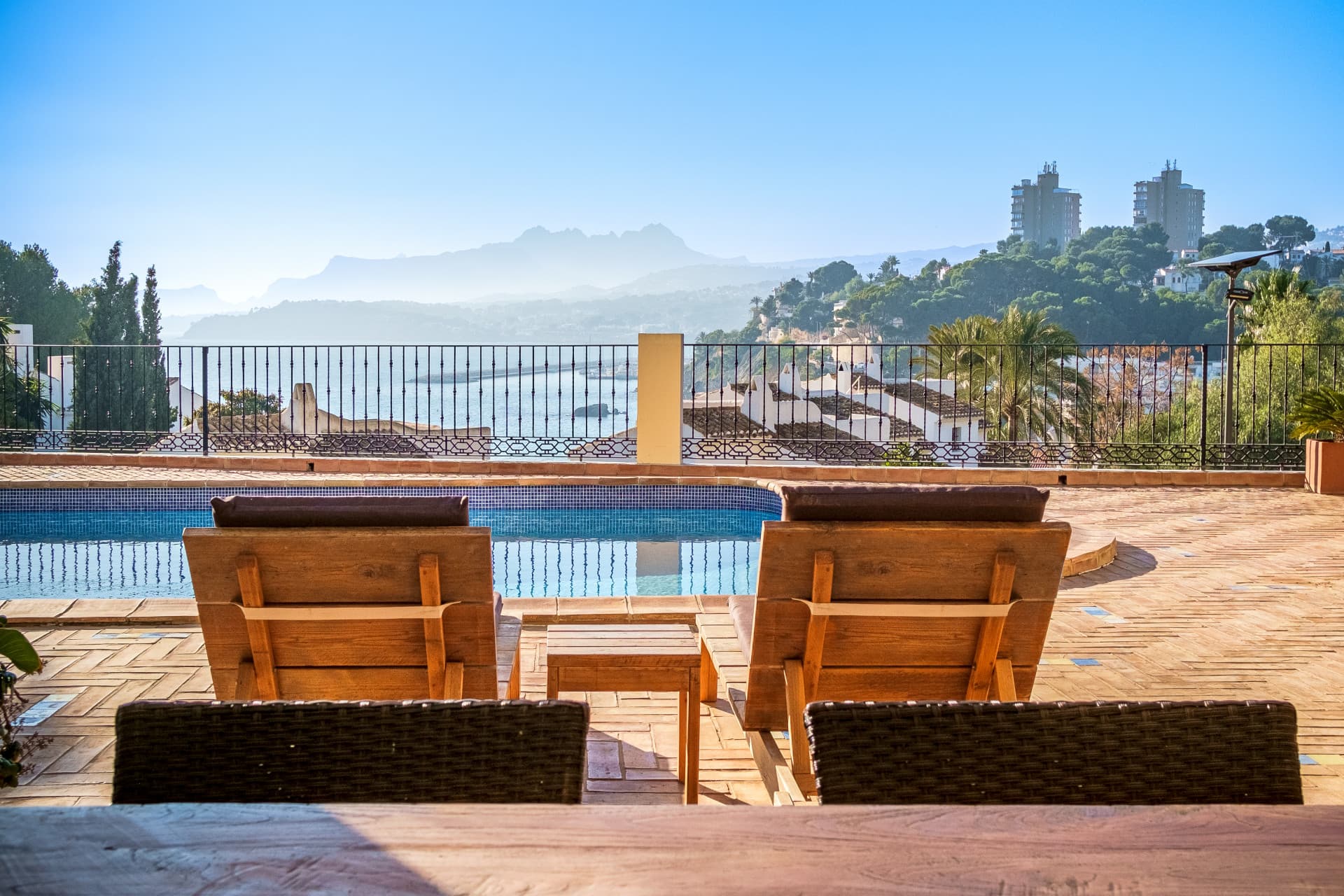Cette impressionnante villa est située dans la belle ville de Moraira, dans la…