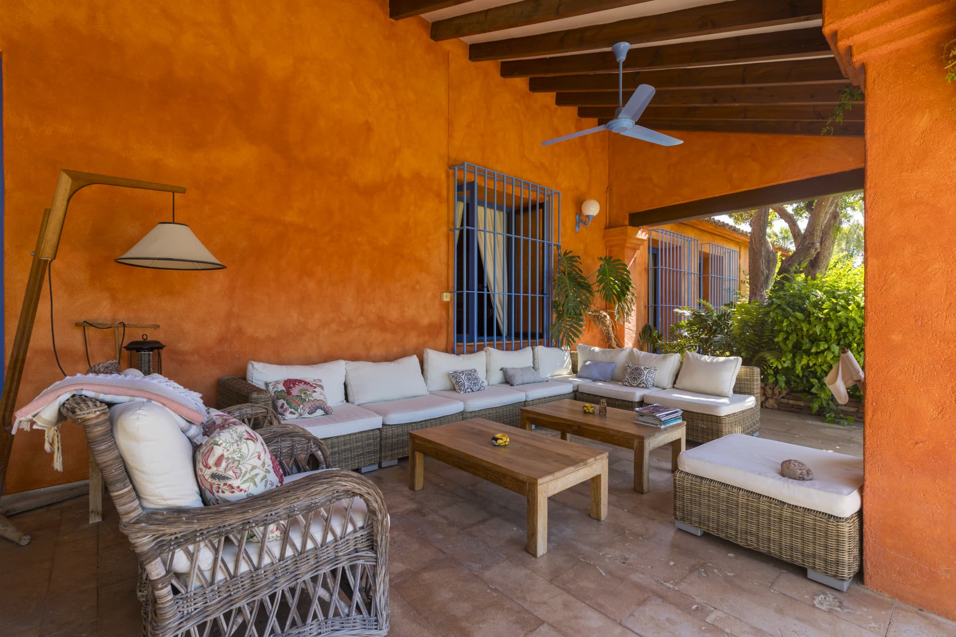 An exclusive house of 1,300 m2 built on an impressive flat plot of 7,600 m2. - 18