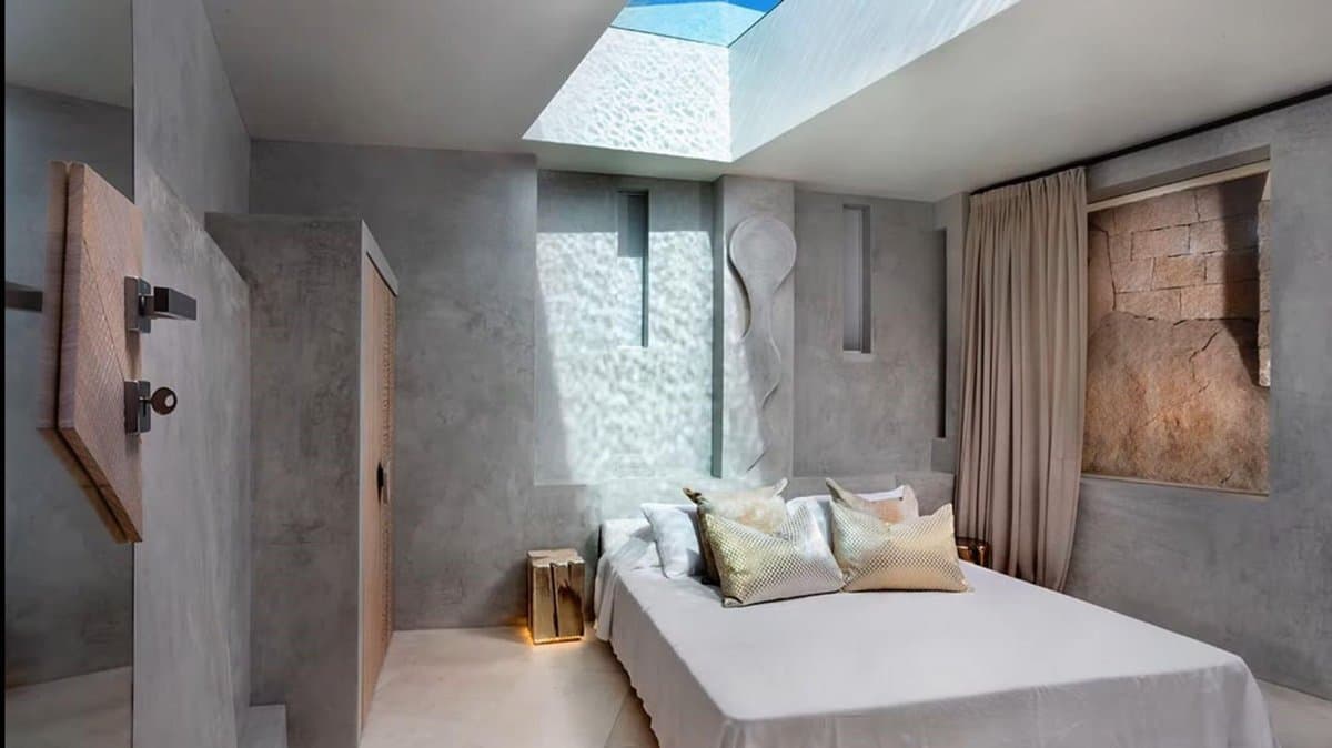 Designed by architect Savin Couelle, the visionary creator of the Costa Smeralda, Ville Le Grotte comprises 2 adjacent residences totaling approximately 500 sq m, which are also available to rent… - 3