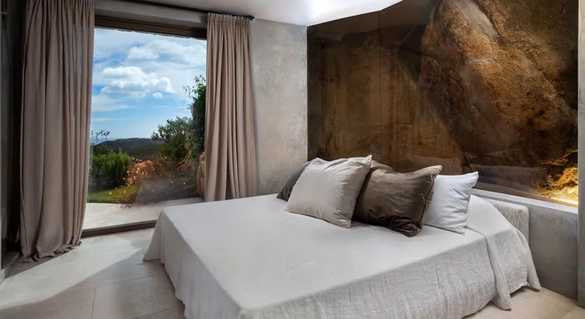 Designed by architect Savin Couelle, the visionary creator of the Costa Smeralda, Ville Le Grotte comprises 2 adjacent residences totaling approximately 500 sq m, which are also available to rent… - 2