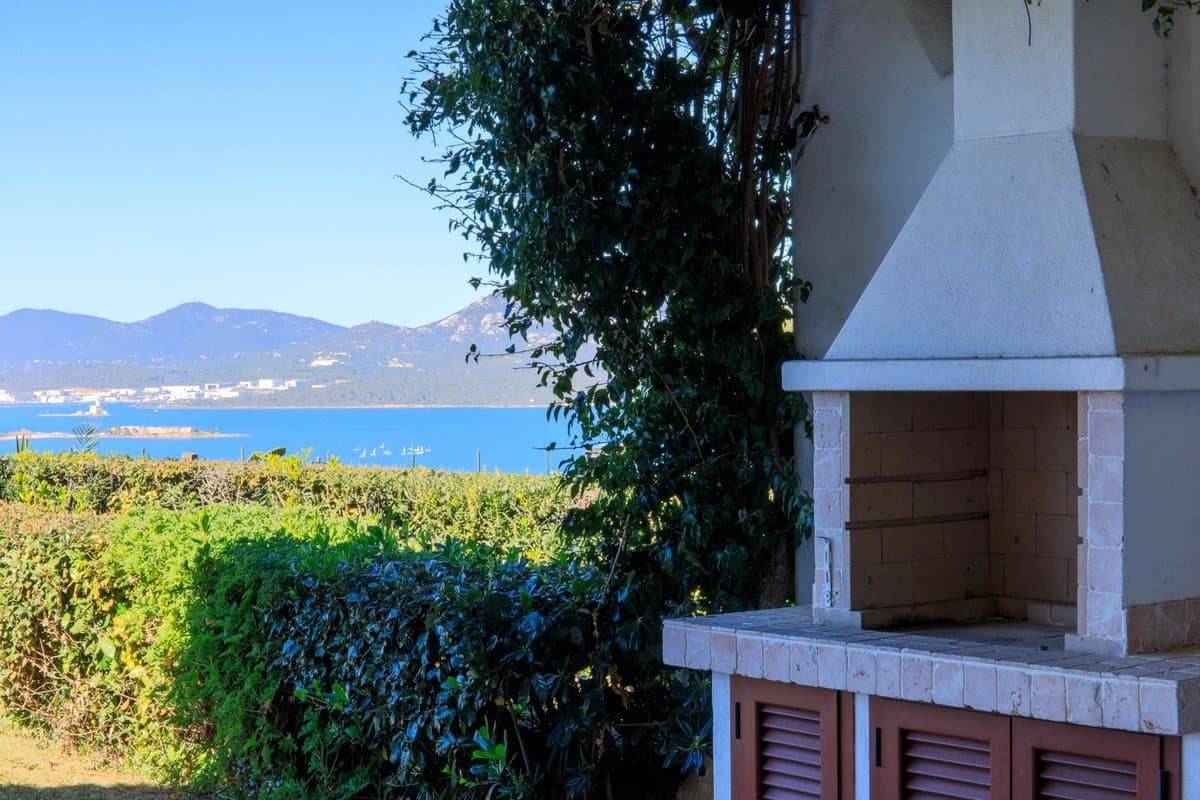 Villetta Hannah e Sophia is an end-of-terrace residence arranged over a single level, set within the exclusive Capo Ceraso Family Resort. - 4