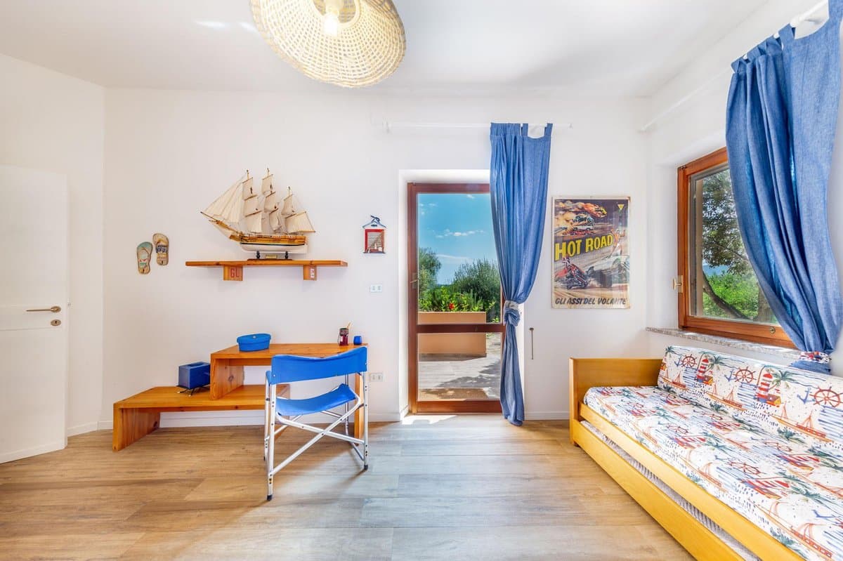 Set just 170 metres from the shoreline, Villa Gaviel enjoys direct access to the crystal-clear waters of Porto Istana. - 3
