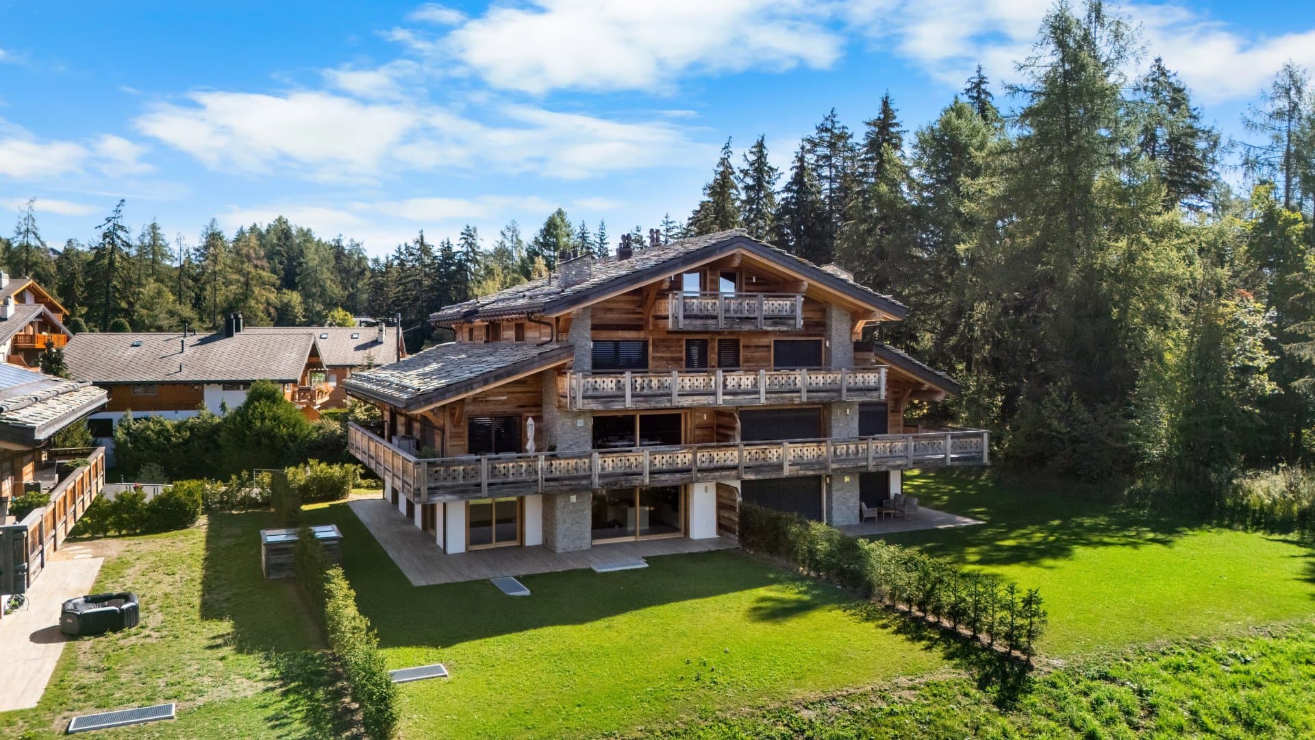 Luxury garden apartment on the golf course in Crans-Montana - 1