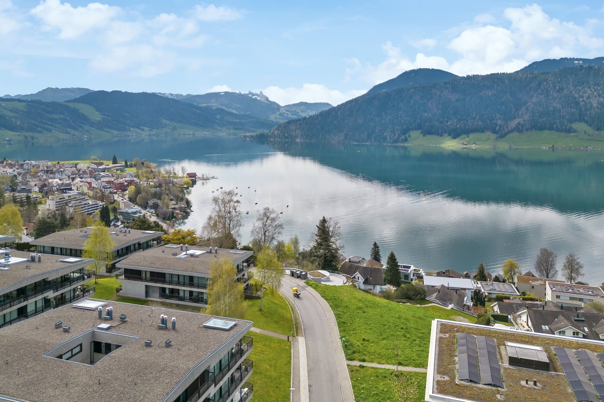It is not only the privileged, sunny hillside location with its correspondingly fantastic views that makes this 8. - 5