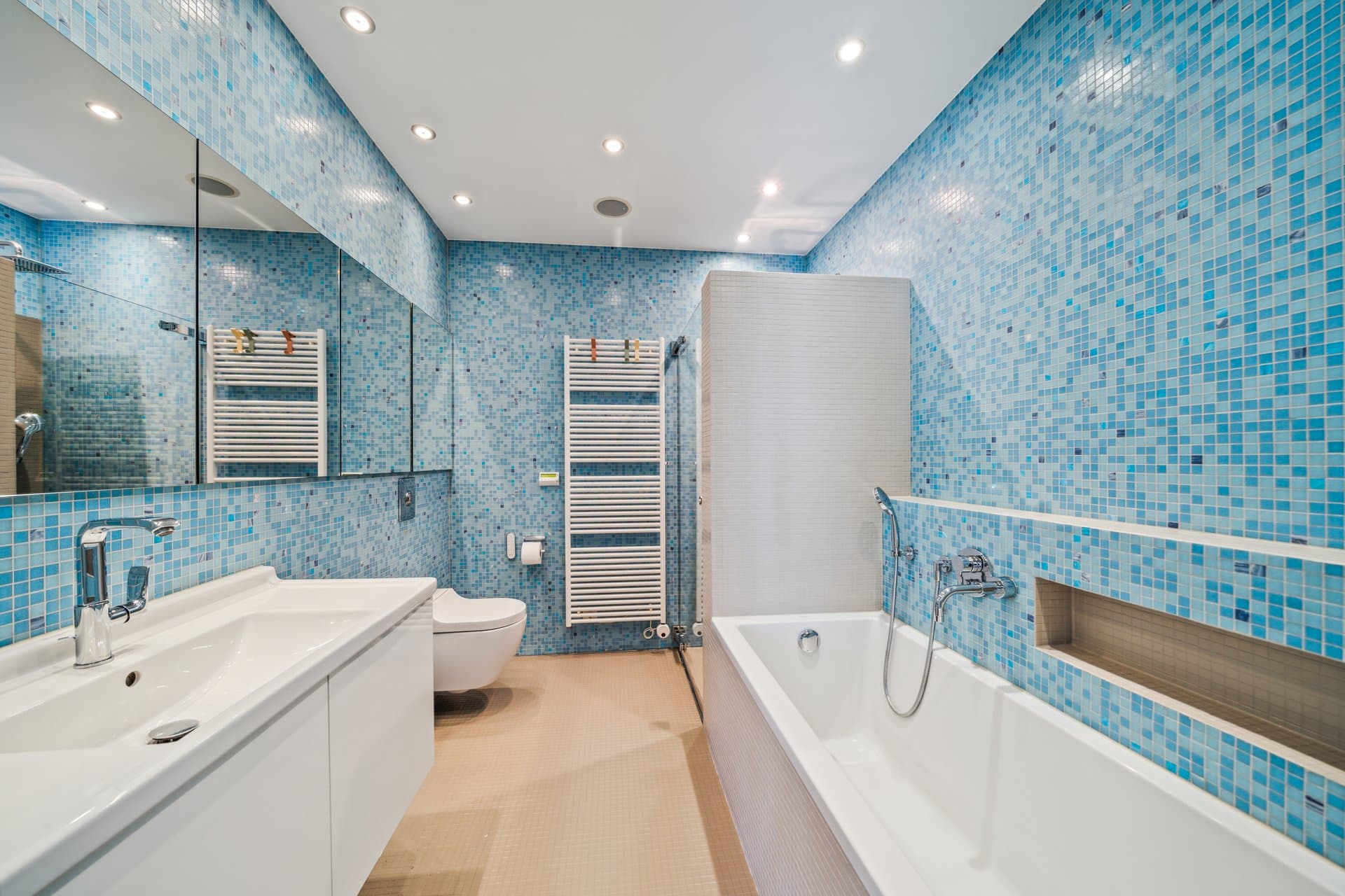 It is not only the privileged, sunny hillside location with its correspondingly fantastic views that makes this 8. - 4