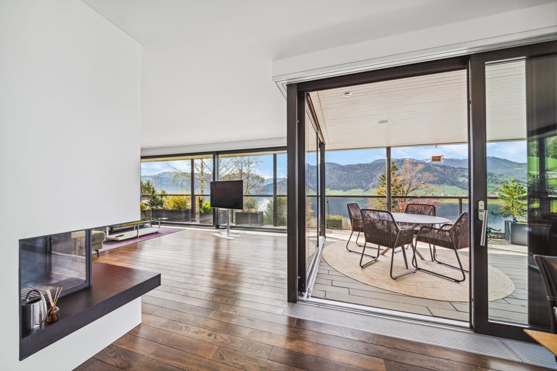 It is not only the privileged, sunny hillside location with its correspondingly fantastic views that makes this 8. - 1