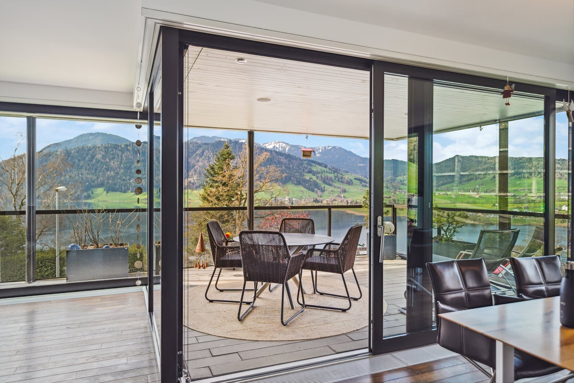 It is not only the privileged, sunny hillside location with its correspondingly fantastic views that makes this 8. - 3