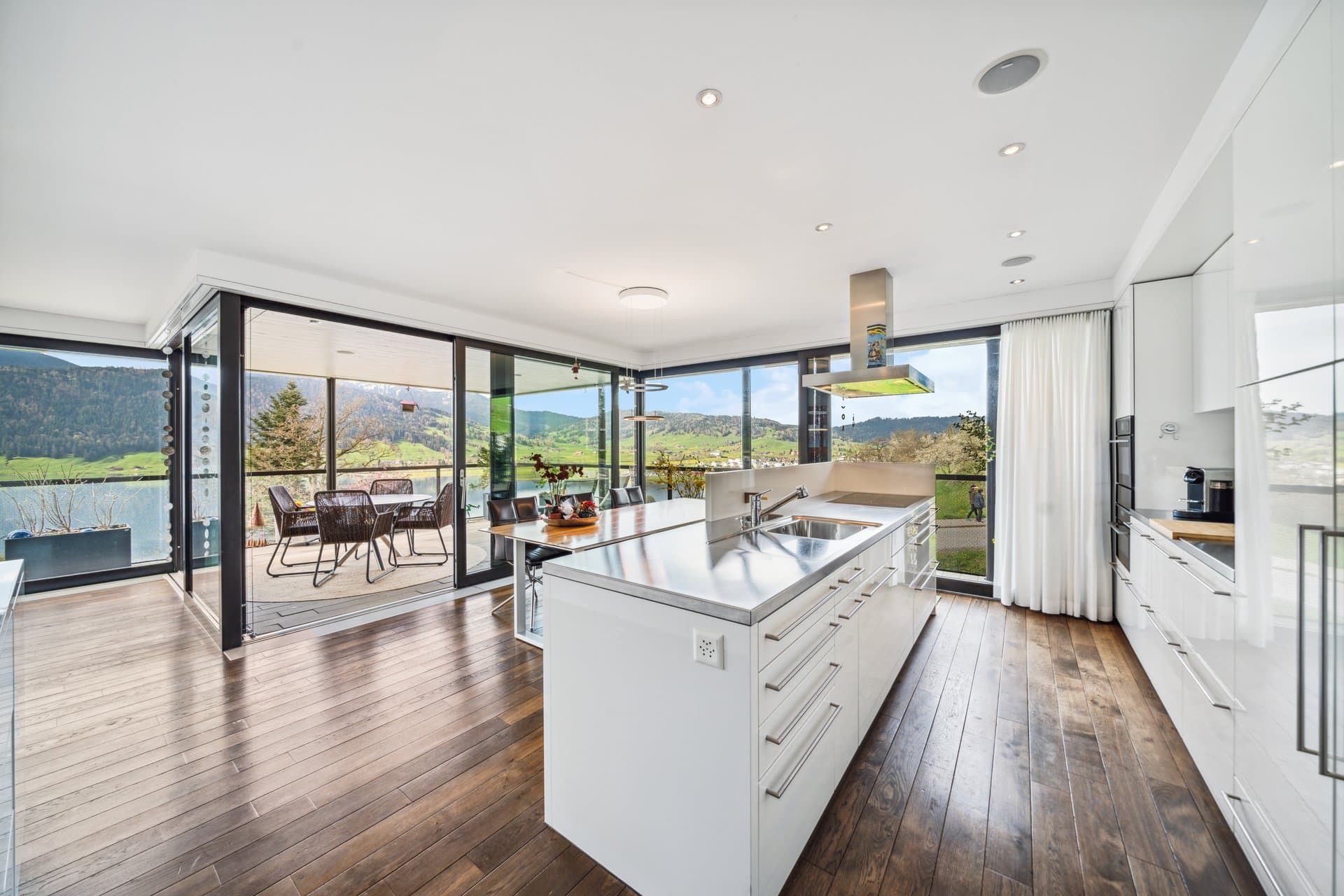 It is not only the privileged, sunny hillside location with its correspondingly fantastic views that makes this 8. - 2