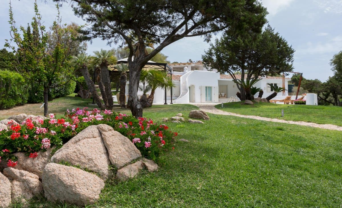 Villa Watergate is situated just a few meters from the beach, within an exclusive enclave of residences and gardens. - 2