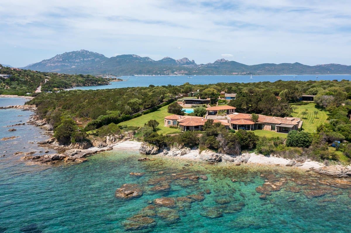 Villa Tartarughino is a waterfront residence located in Costa Smeralda, featuring direct access to the shore. - 2
