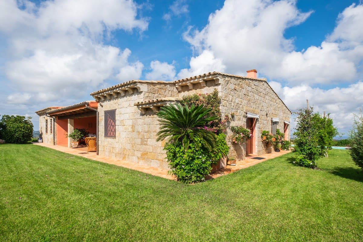 Set in the Gallura countryside, Villa Terra Mater is located 3 km from Porto di Cannigione, Baia Sardinia, and Porto Cervo, and 20 minutes from Olbia. - 3