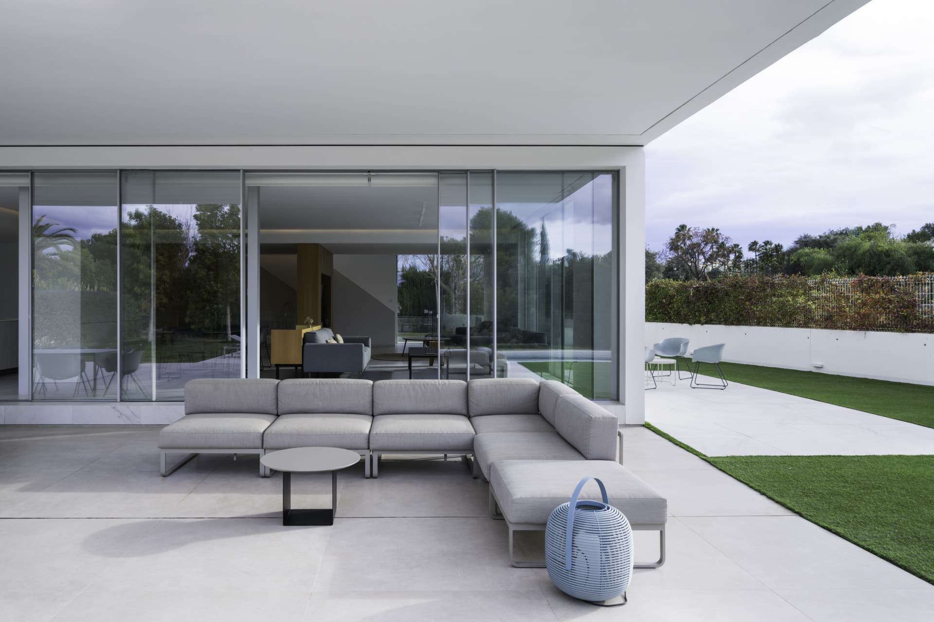 This unique recently built property is located in the Torre en Conill residential area, in the town of Bétera, surrounding the El Escorpión golf course, one of the most prestigious in the Valencian… - 3