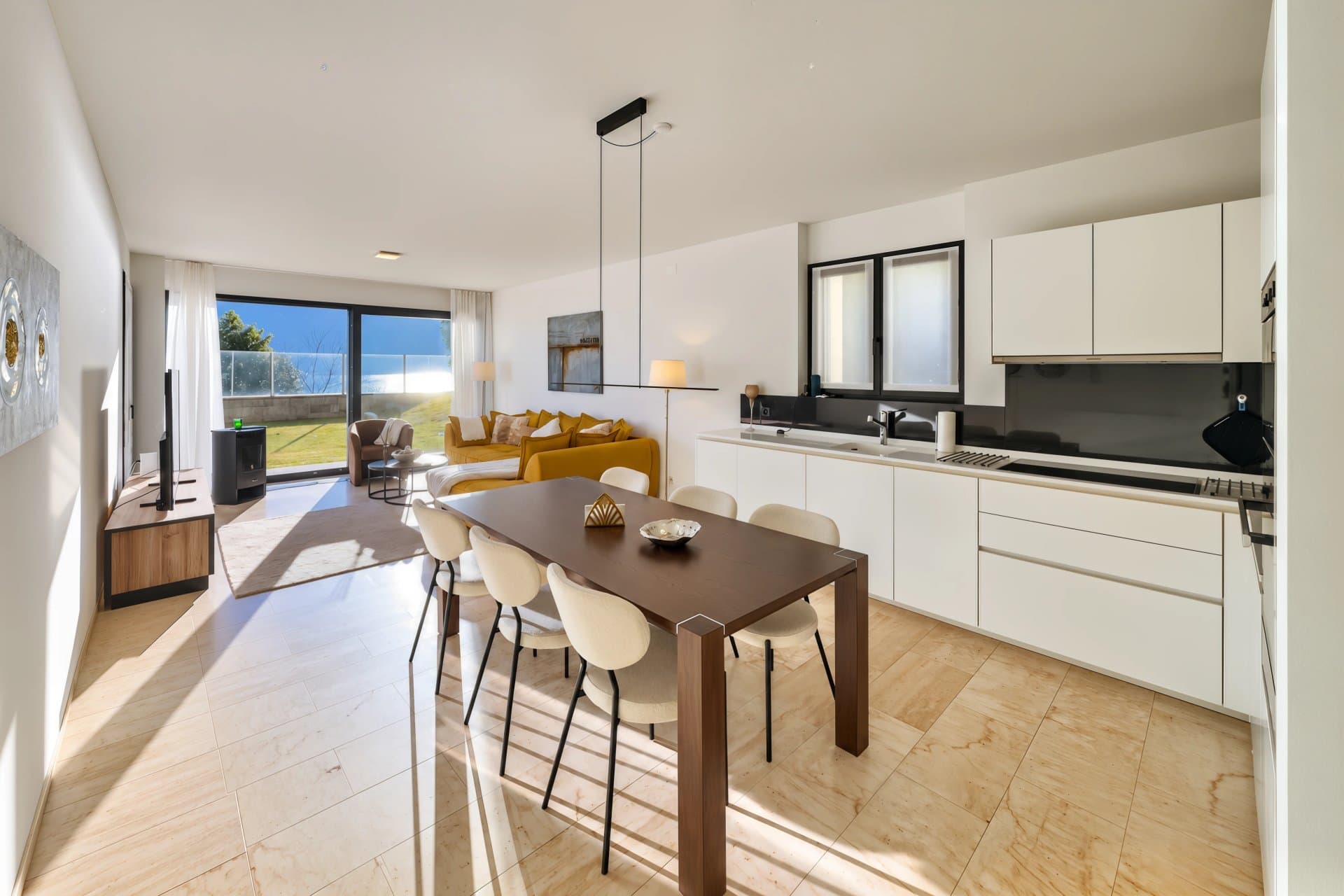 This modern apartment with a private garden, for sale in the exclusive "Beach Residences" complex in Brissago, is also ideal as a second home. - 4