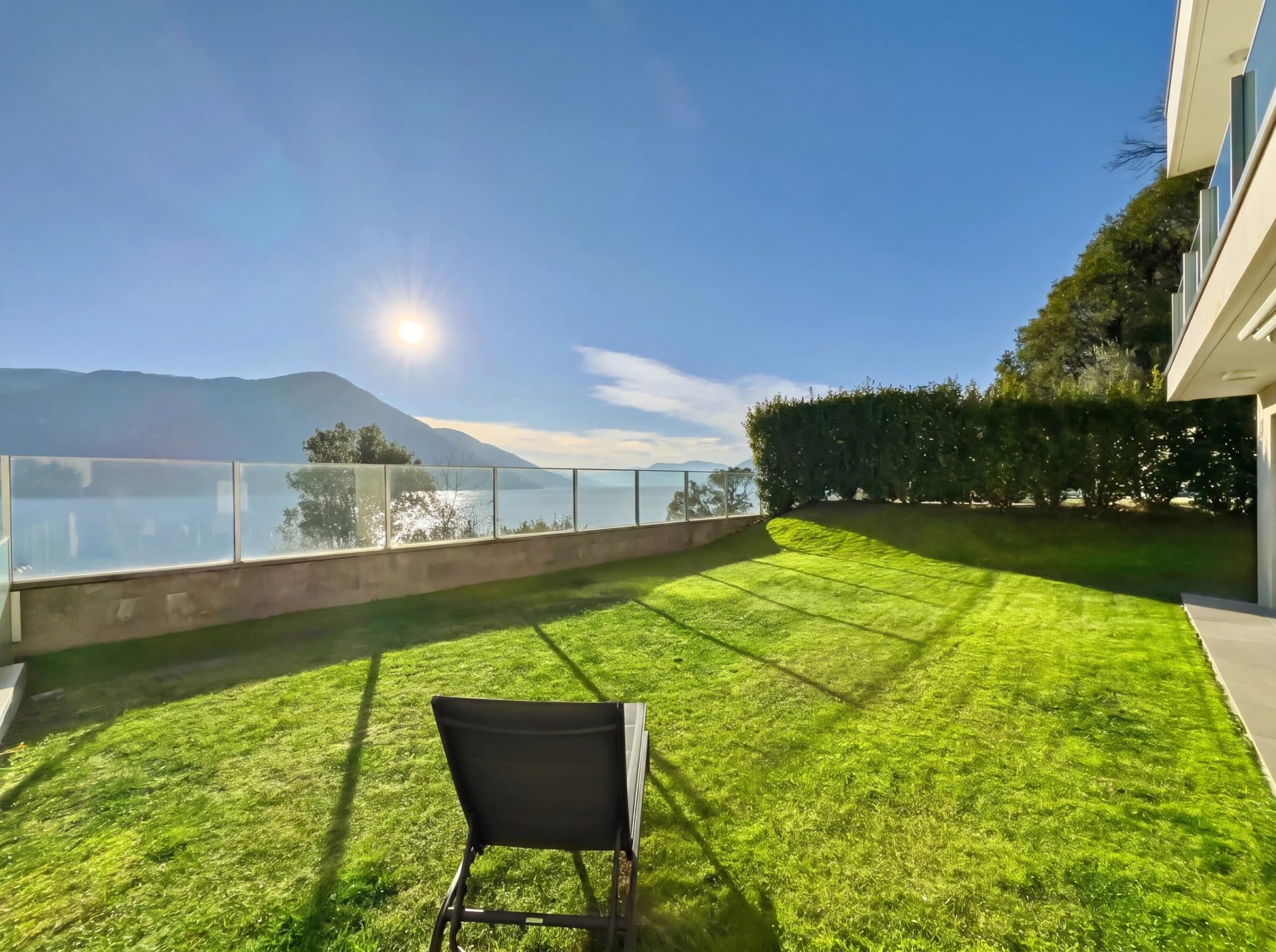 This modern apartment with a private garden, for sale in the exclusive "Beach Residences" complex in Brissago, is also ideal as a second home. - 1