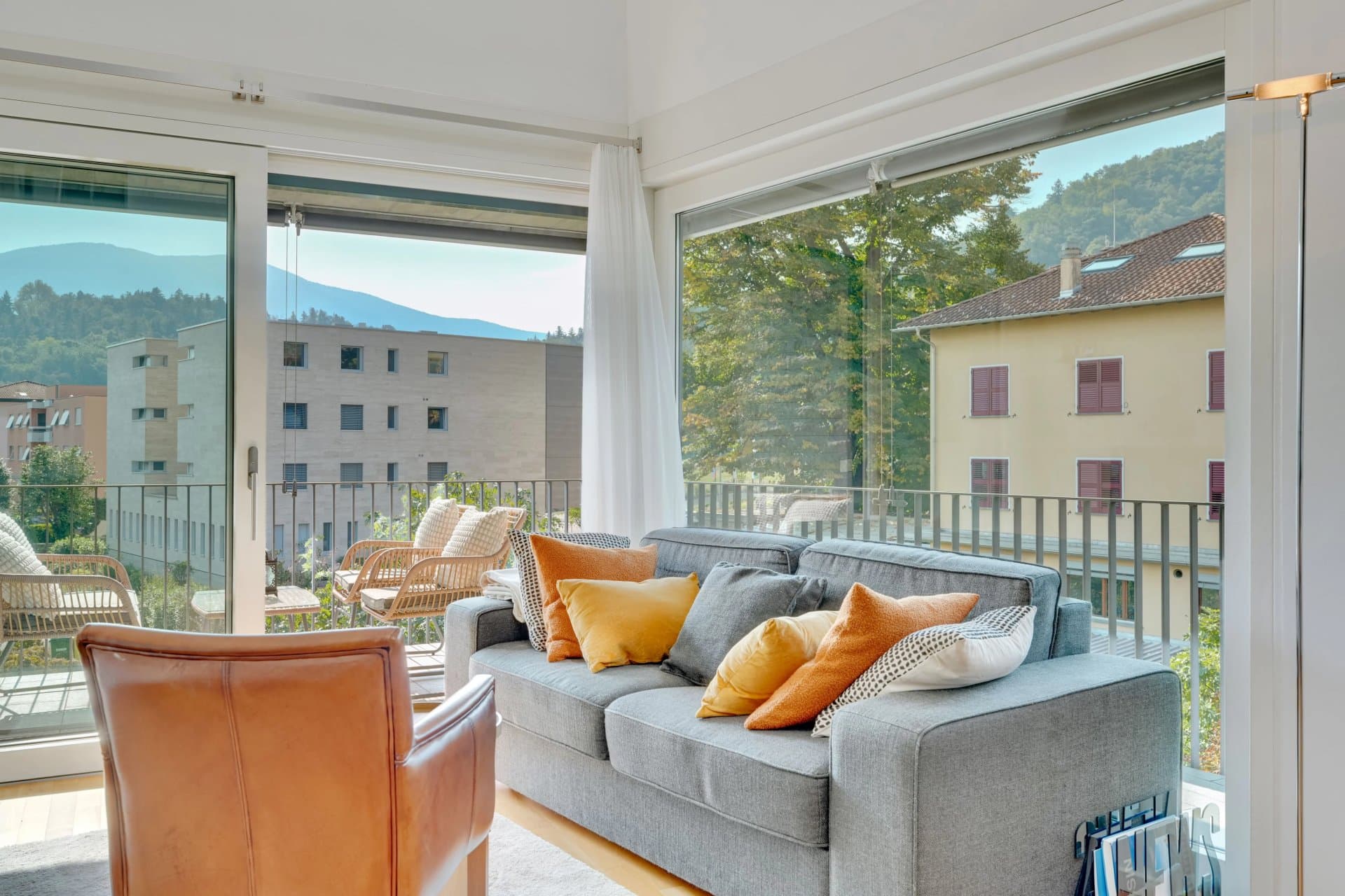 This modern duplex apartment, with a beautiful, covered terrace and secondary residence status, is for sale in Losone, in a peaceful residential area within a building with only a few units. - 2