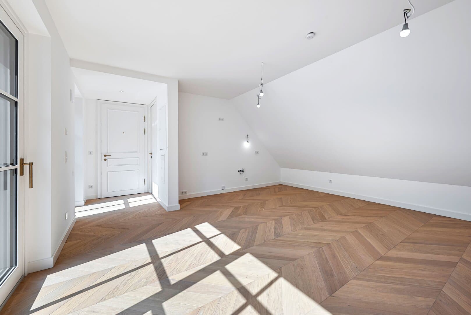 Beautiful 2-Room Apartment in a Prime Naschmarkt Location - 3