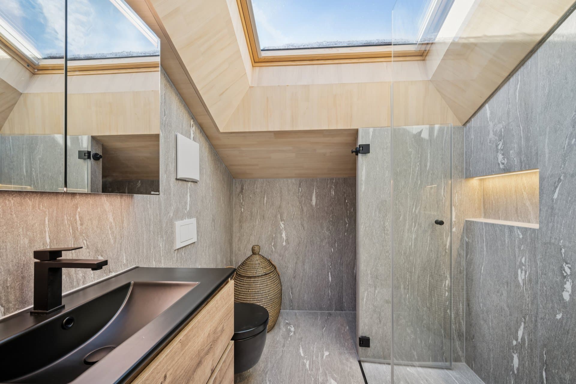 Residential oasis with separately accessible studio - 3