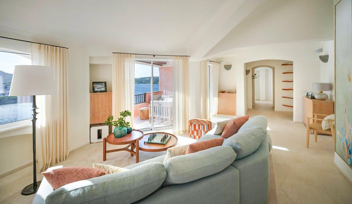 In the center of Porto Cervo, overlooking the Promenade du Port, Penthouse Promenade is a recently renovated penthouse with open views of the Costa Smeralda sea. - 4