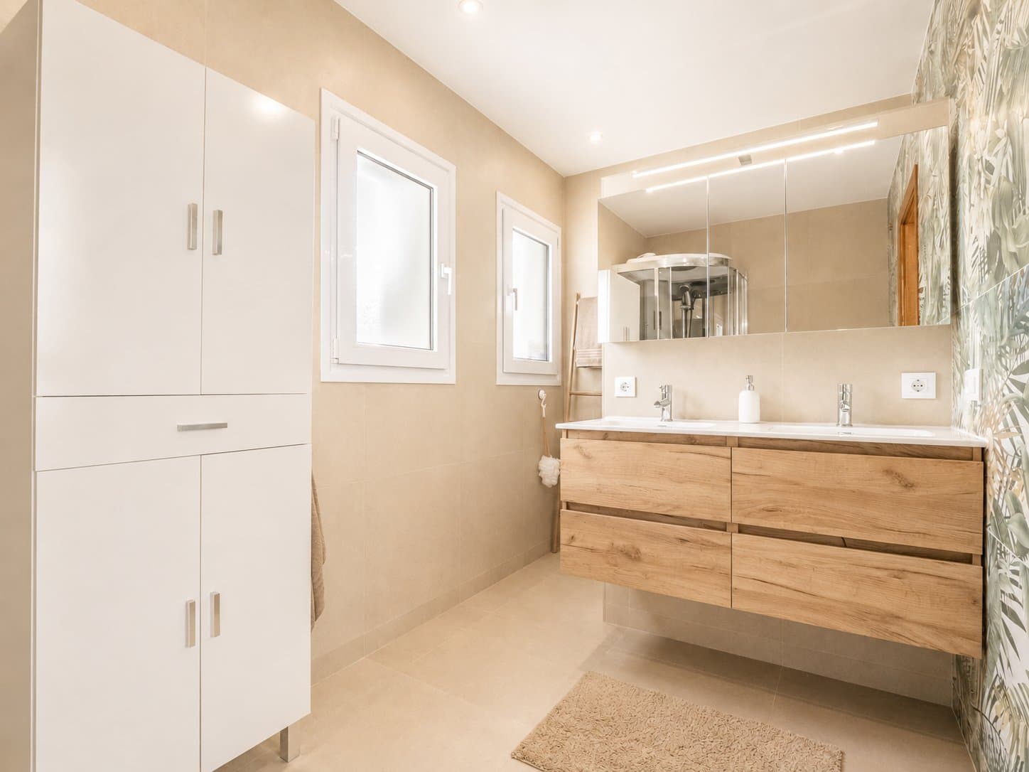 This recently renovated villa is set in the Senioles area of Jávea on a fully south-facing, private and flat plot, with beautiful valley views and a location around a 15-minute walk from the old town. - 17