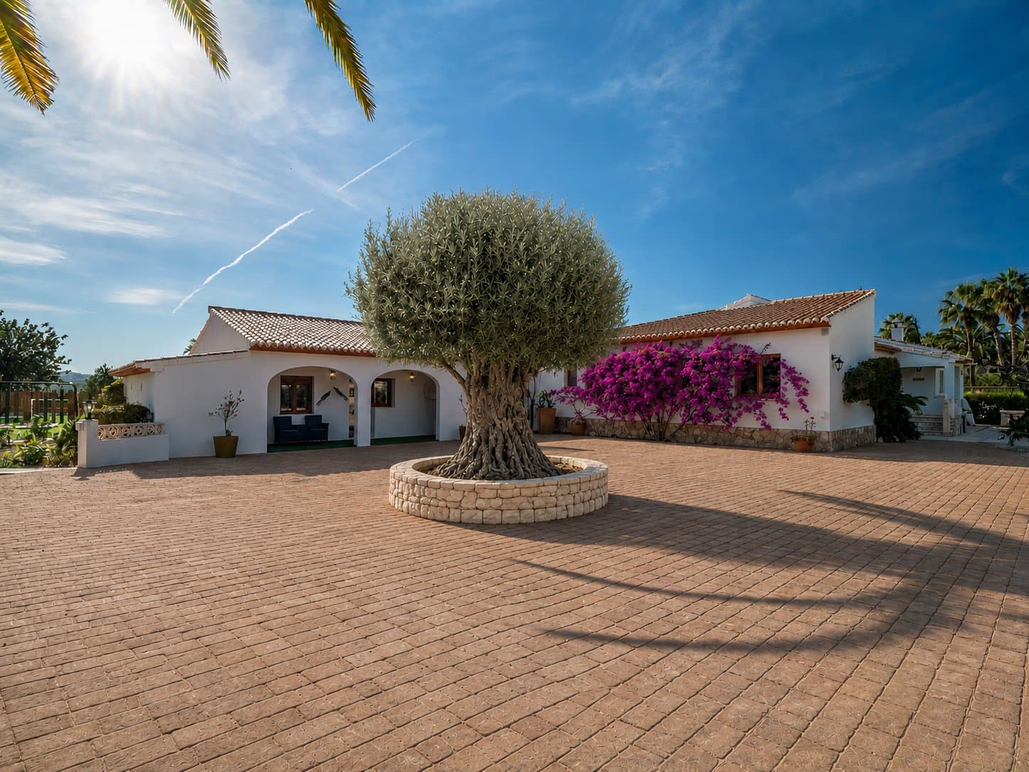 This recently renovated villa is set in the Senioles area of Jávea on a fully south-facing, private and flat plot, with beautiful valley views and a location around a 15-minute walk from the old town. - 7