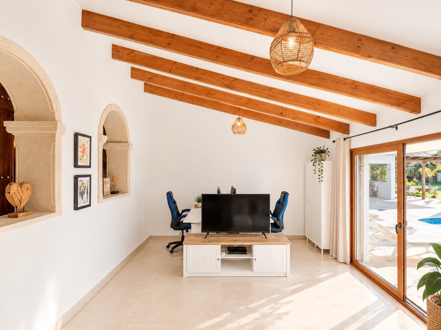 This recently renovated villa is set in the Senioles area of Jávea on a fully south-facing, private and flat plot, with beautiful valley views and a location around a 15-minute walk from the old town. - 13