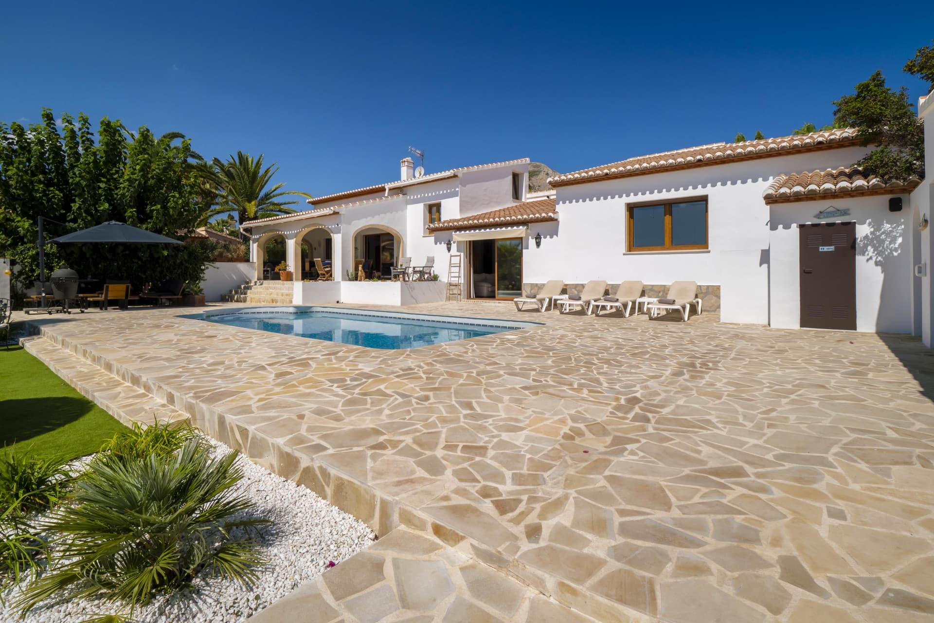 This recently renovated villa is set in the Senioles area of Jávea on a fully south-facing, private and flat plot, with beautiful valley views and a location around a 15-minute walk from the old town. - 5