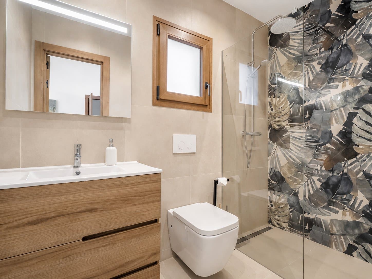 This recently renovated villa is set in the Senioles area of Jávea on a fully south-facing, private and flat plot, with beautiful valley views and a location around a 15-minute walk from the old town. - 26