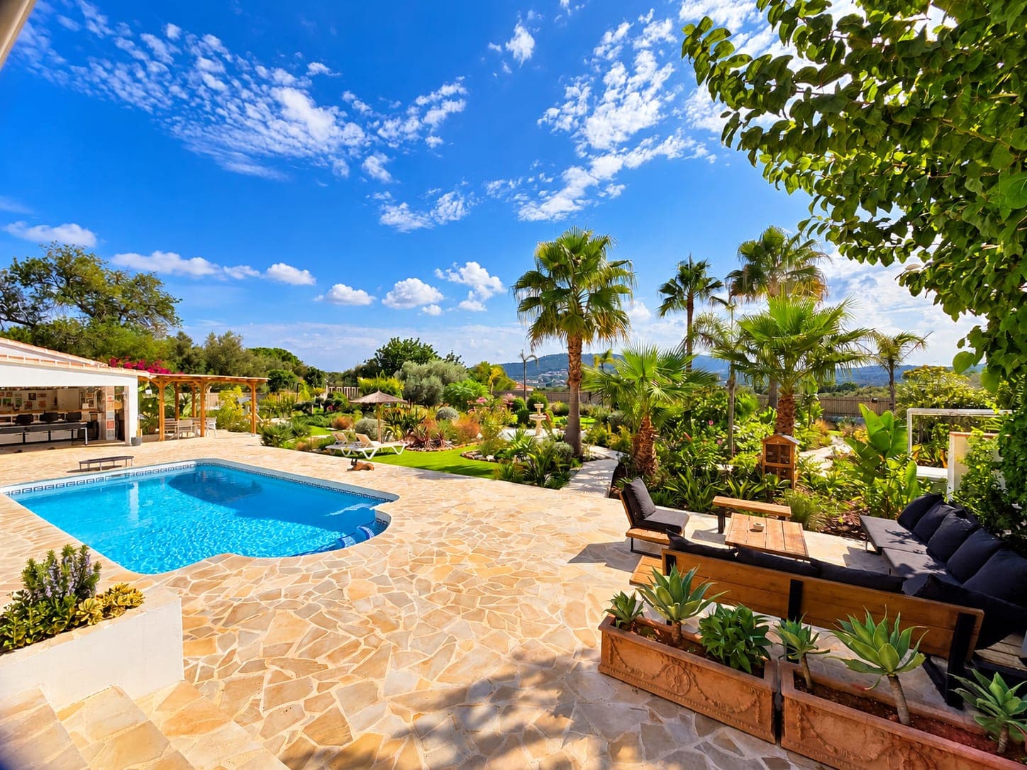This recently renovated villa is set in the Senioles area of Jávea on a fully south-facing, private and flat plot, with beautiful valley views and a location around a 15-minute walk from the old town. - 6