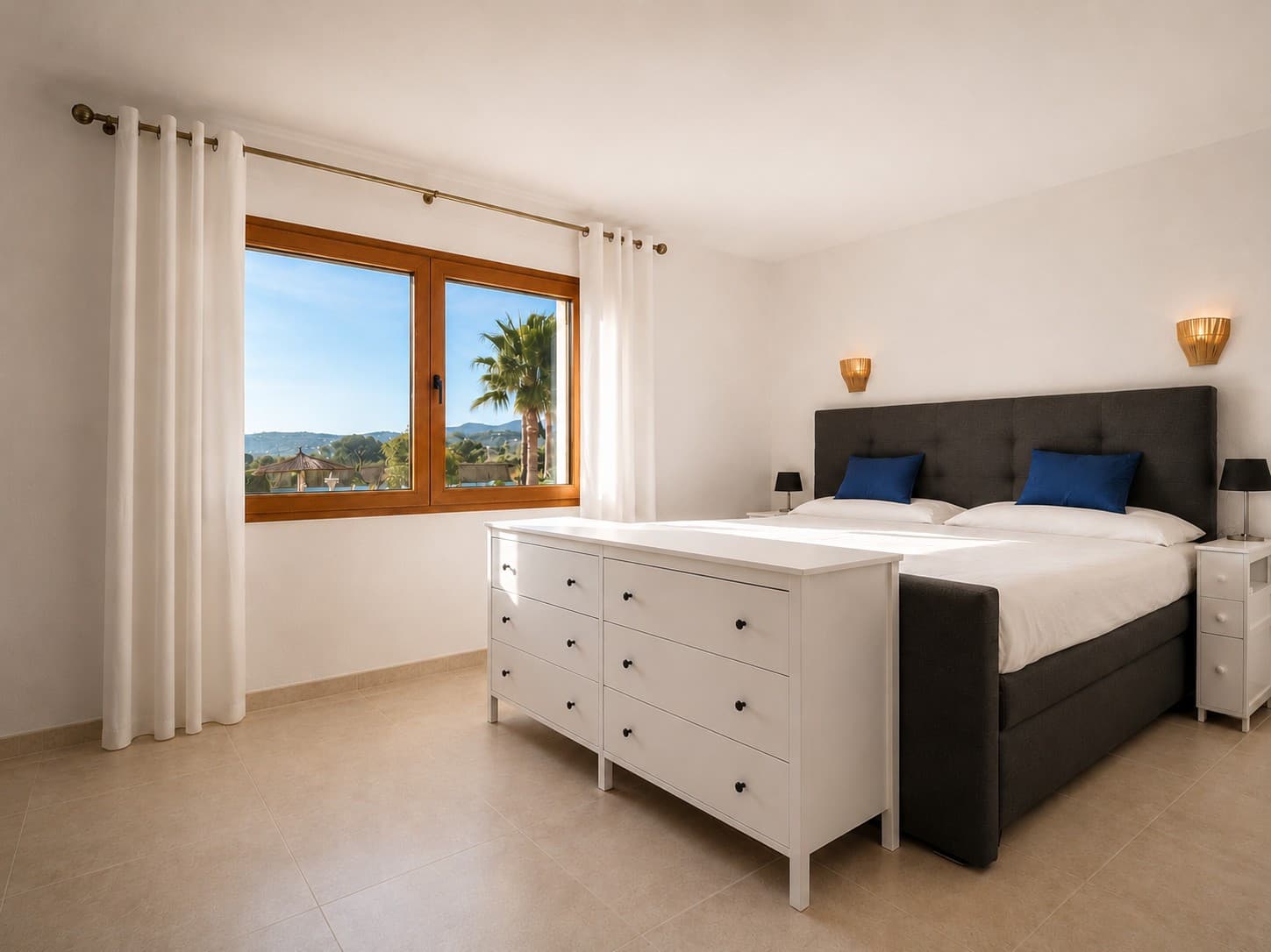 This recently renovated villa is set in the Senioles area of Jávea on a fully south-facing, private and flat plot, with beautiful valley views and a location around a 15-minute walk from the old town. - 15