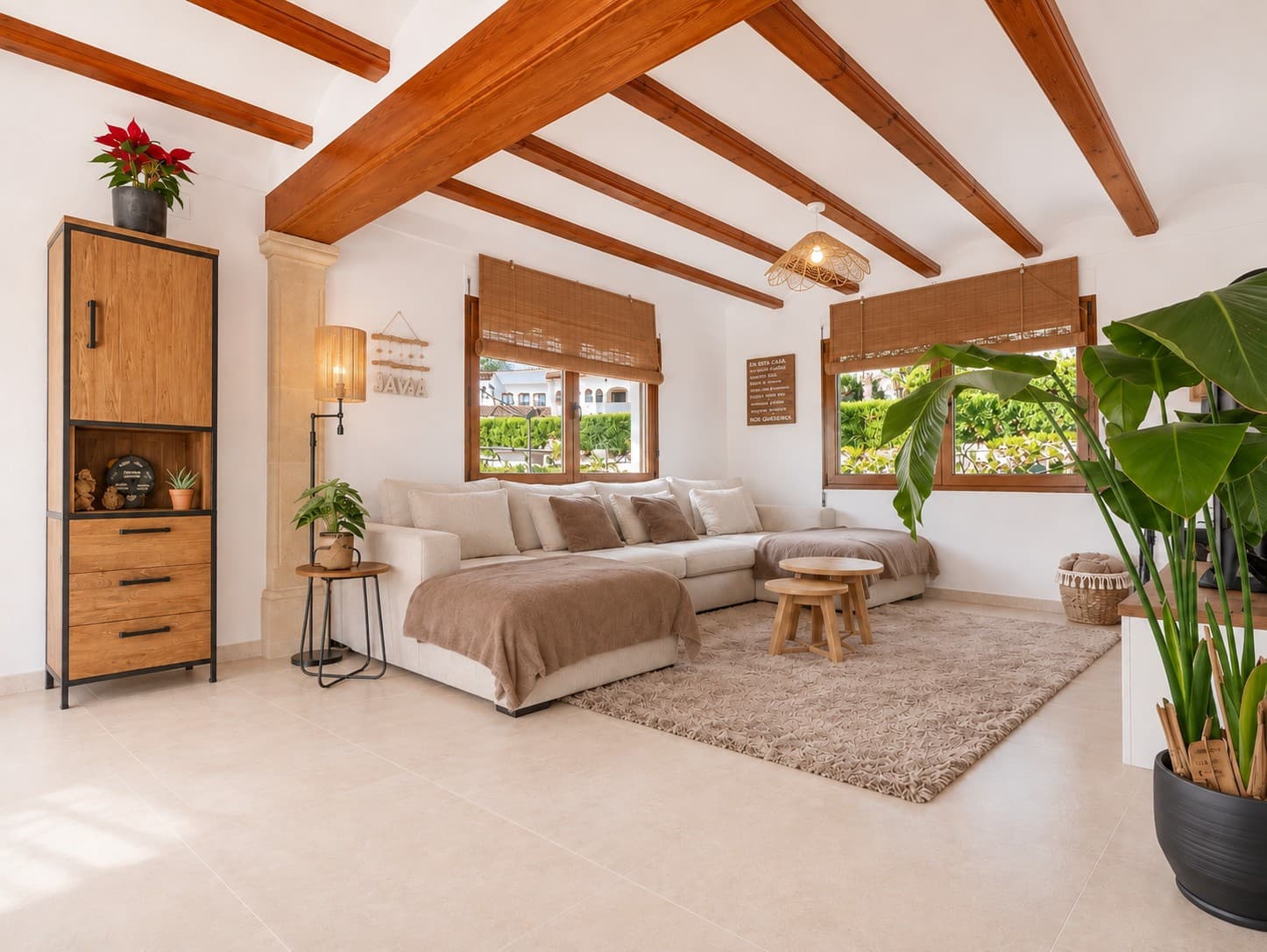 This recently renovated villa is set in the Senioles area of Jávea on a fully south-facing, private and flat plot, with beautiful valley views and a location around a 15-minute walk from the old town. - 9