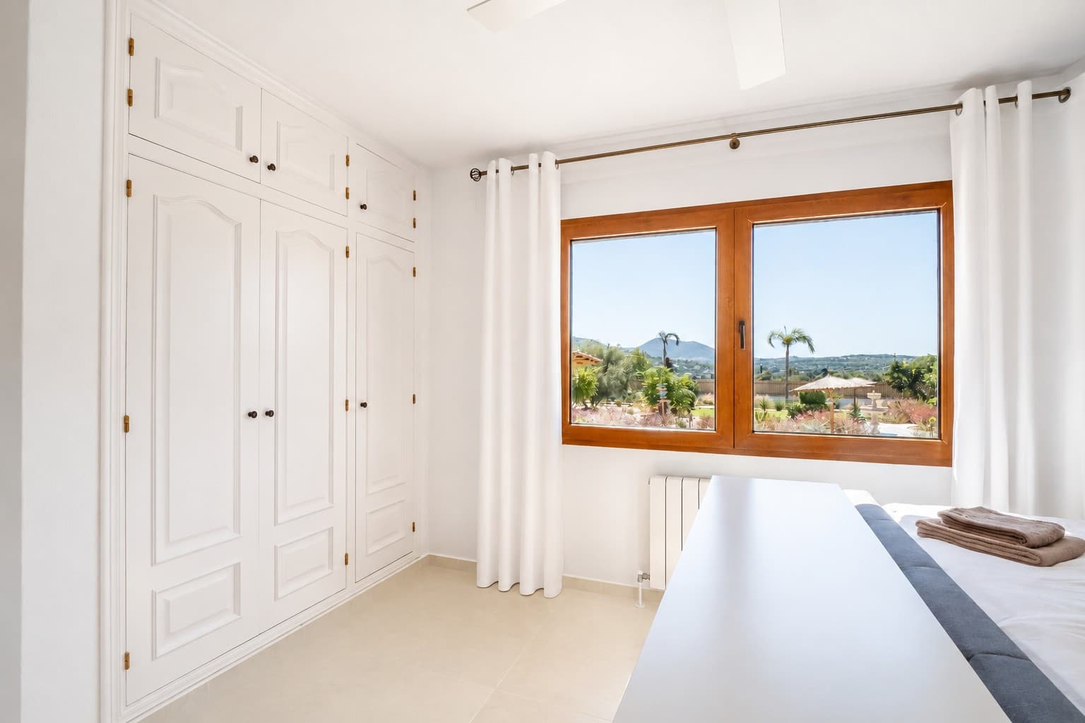 This recently renovated villa is set in the Senioles area of Jávea on a fully south-facing, private and flat plot, with beautiful valley views and a location around a 15-minute walk from the old town. - 16