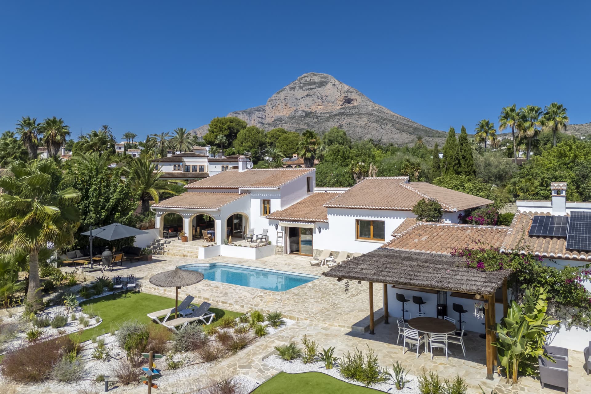 This recently renovated villa is set in the Senioles area of Jávea on a fully south-facing, private and flat plot, with beautiful valley views and a location around a 15-minute walk from the old town. - 2