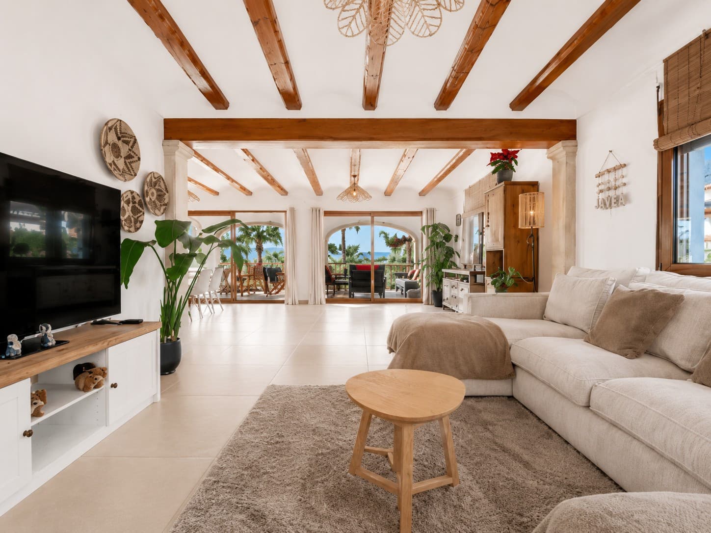 This recently renovated villa is set in the Senioles area of Jávea on a fully south-facing, private and flat plot, with beautiful valley views and a location around a 15-minute walk from the old town. - 11