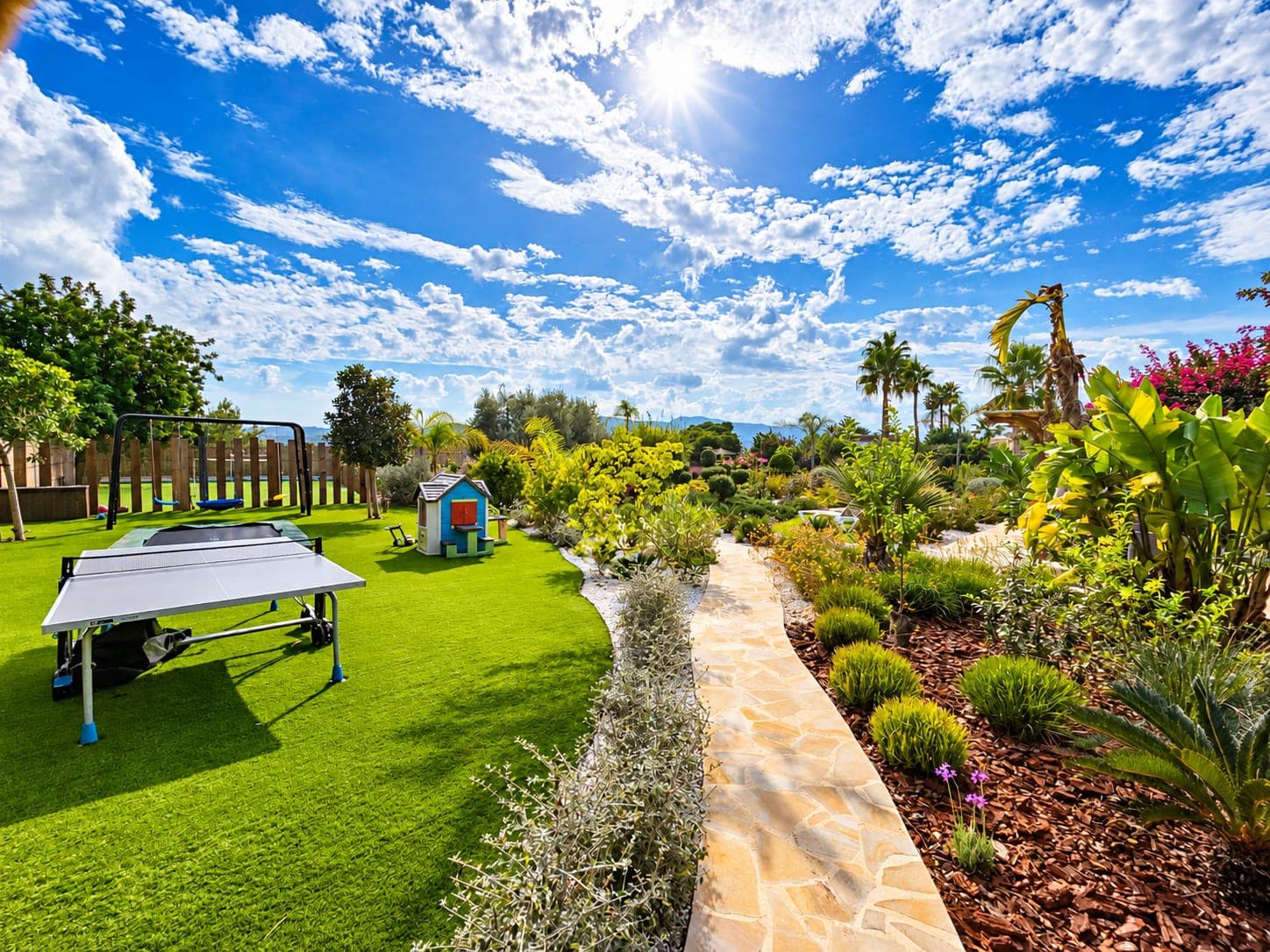 This recently renovated villa is set in the Senioles area of Jávea on a fully south-facing, private and flat plot, with beautiful valley views and a location around a 15-minute walk from the old town. - 27