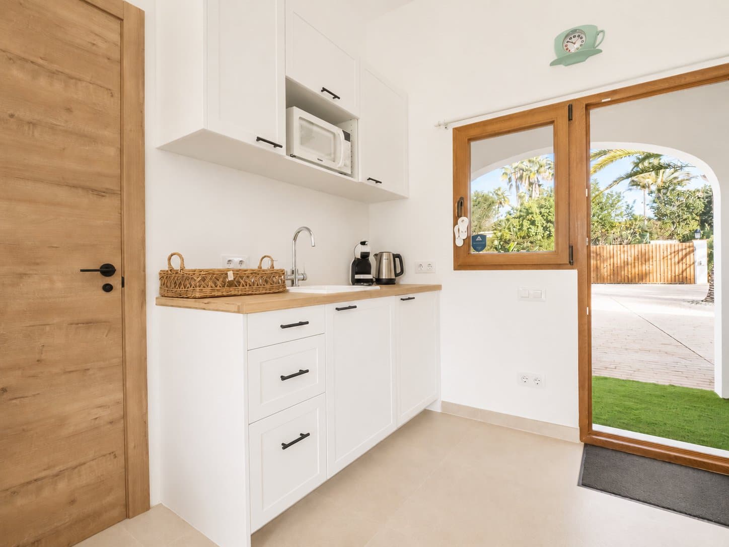 This recently renovated villa is set in the Senioles area of Jávea on a fully south-facing, private and flat plot, with beautiful valley views and a location around a 15-minute walk from the old town. - 24