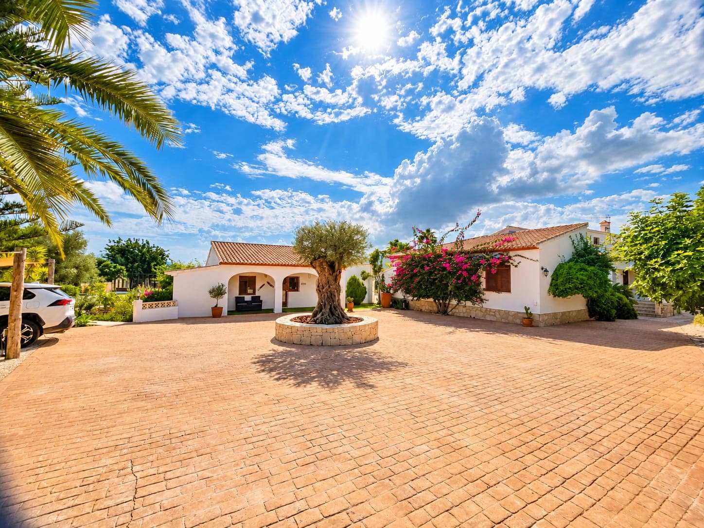 This recently renovated villa is set in the Senioles area of Jávea on a fully south-facing, private and flat plot, with beautiful valley views and a location around a 15-minute walk from the old town. - 28