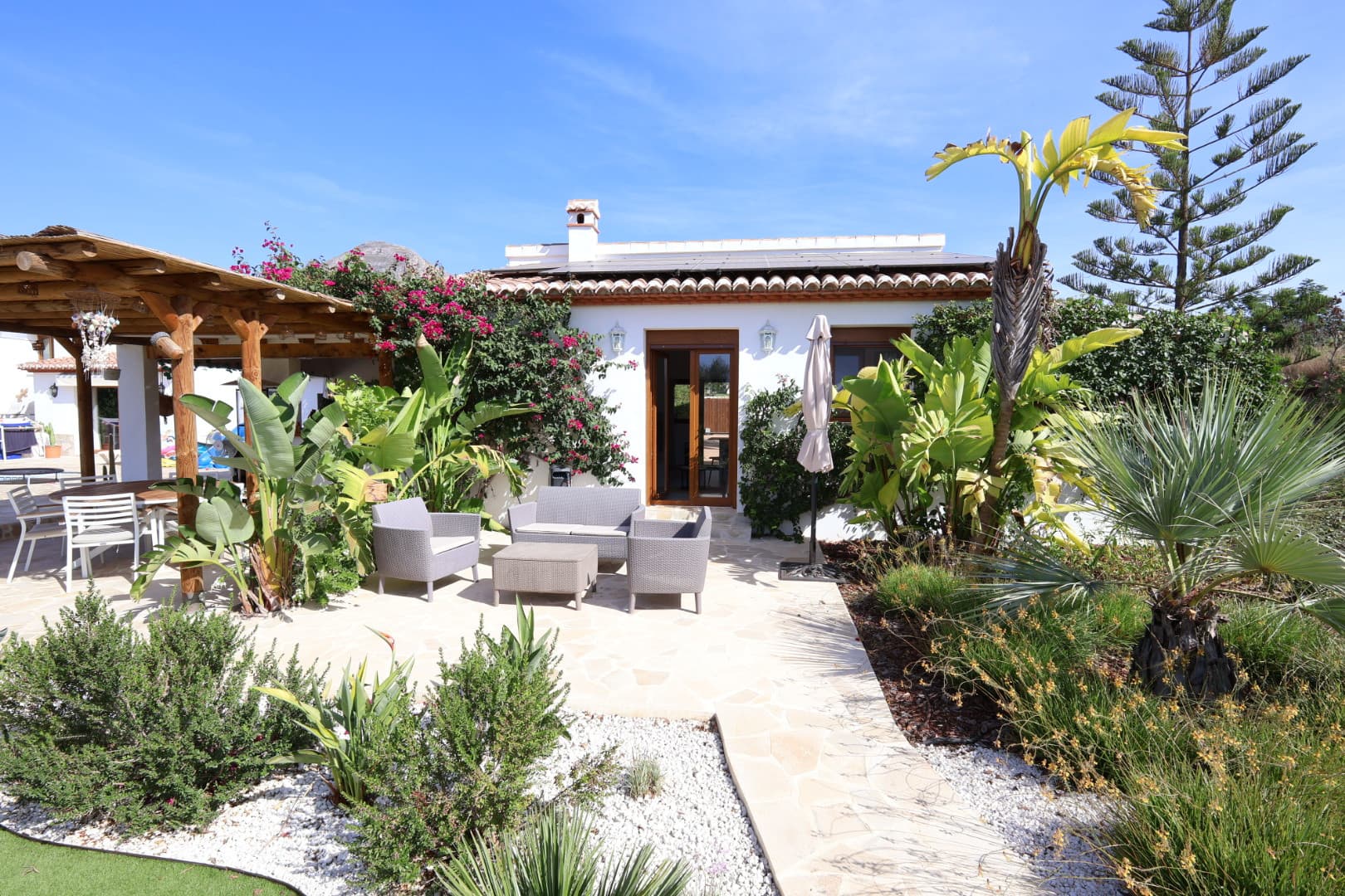 This recently renovated villa is set in the Senioles area of Jávea on a fully south-facing, private and flat plot, with beautiful valley views and a location around a 15-minute walk from the old town. - 22
