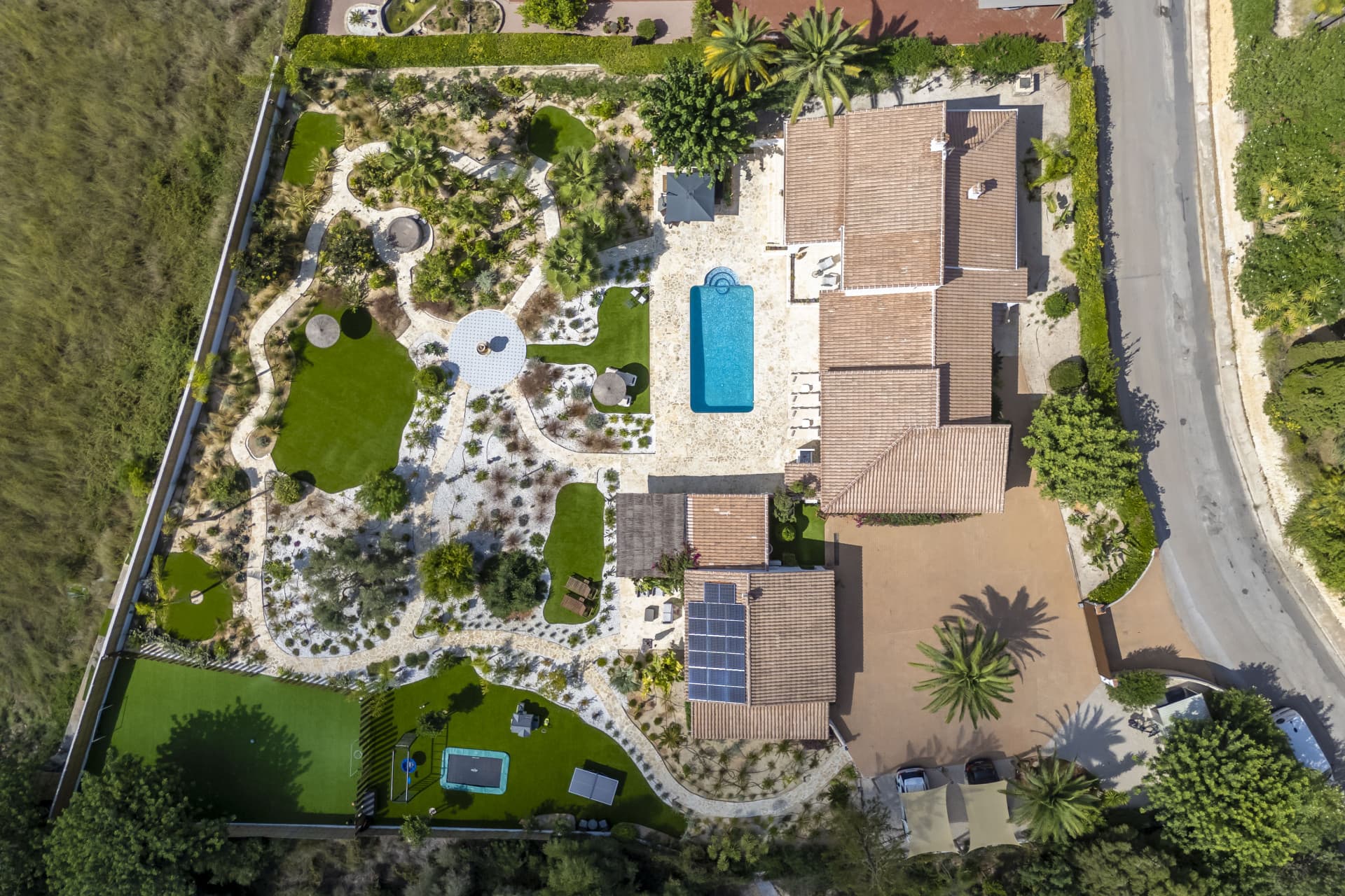 This recently renovated villa is set in the Senioles area of Jávea on a fully south-facing, private and flat plot, with beautiful valley views and a location around a 15-minute walk from the old town. - 3