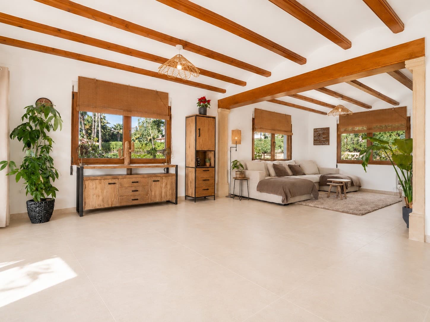 This recently renovated villa is set in the Senioles area of Jávea on a fully south-facing, private and flat plot, with beautiful valley views and a location around a 15-minute walk from the old town. - 10