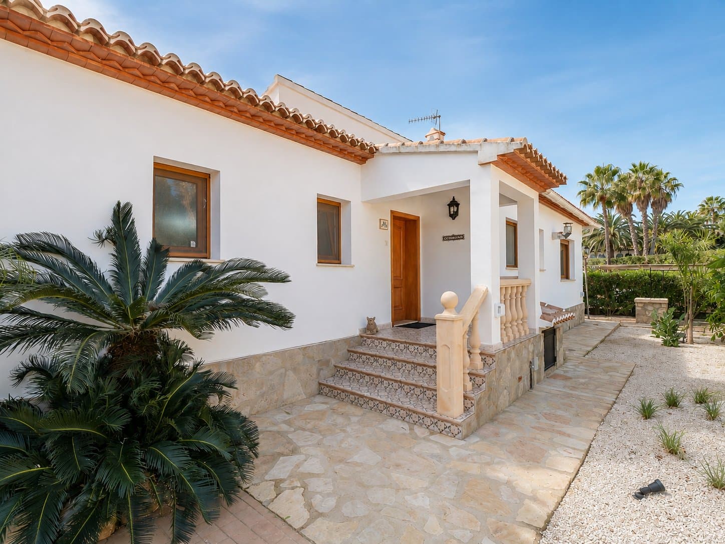 This recently renovated villa is set in the Senioles area of Jávea on a fully south-facing, private and flat plot, with beautiful valley views and a location around a 15-minute walk from the old town. - 8