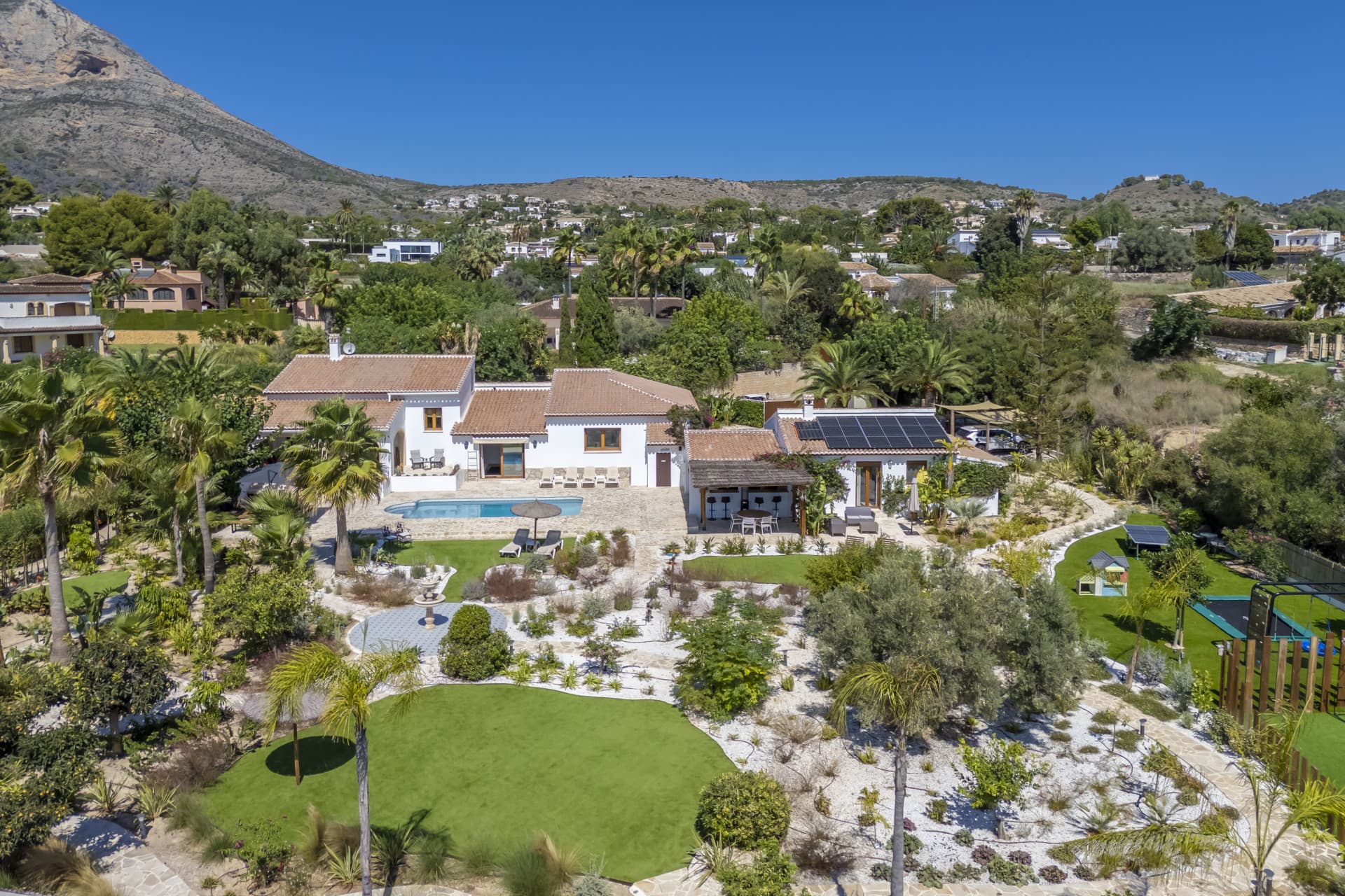 This recently renovated villa is set in the Senioles area of Jávea on a fully south-facing, private and flat plot, with beautiful valley views and a location around a 15-minute walk from the old town. - 1