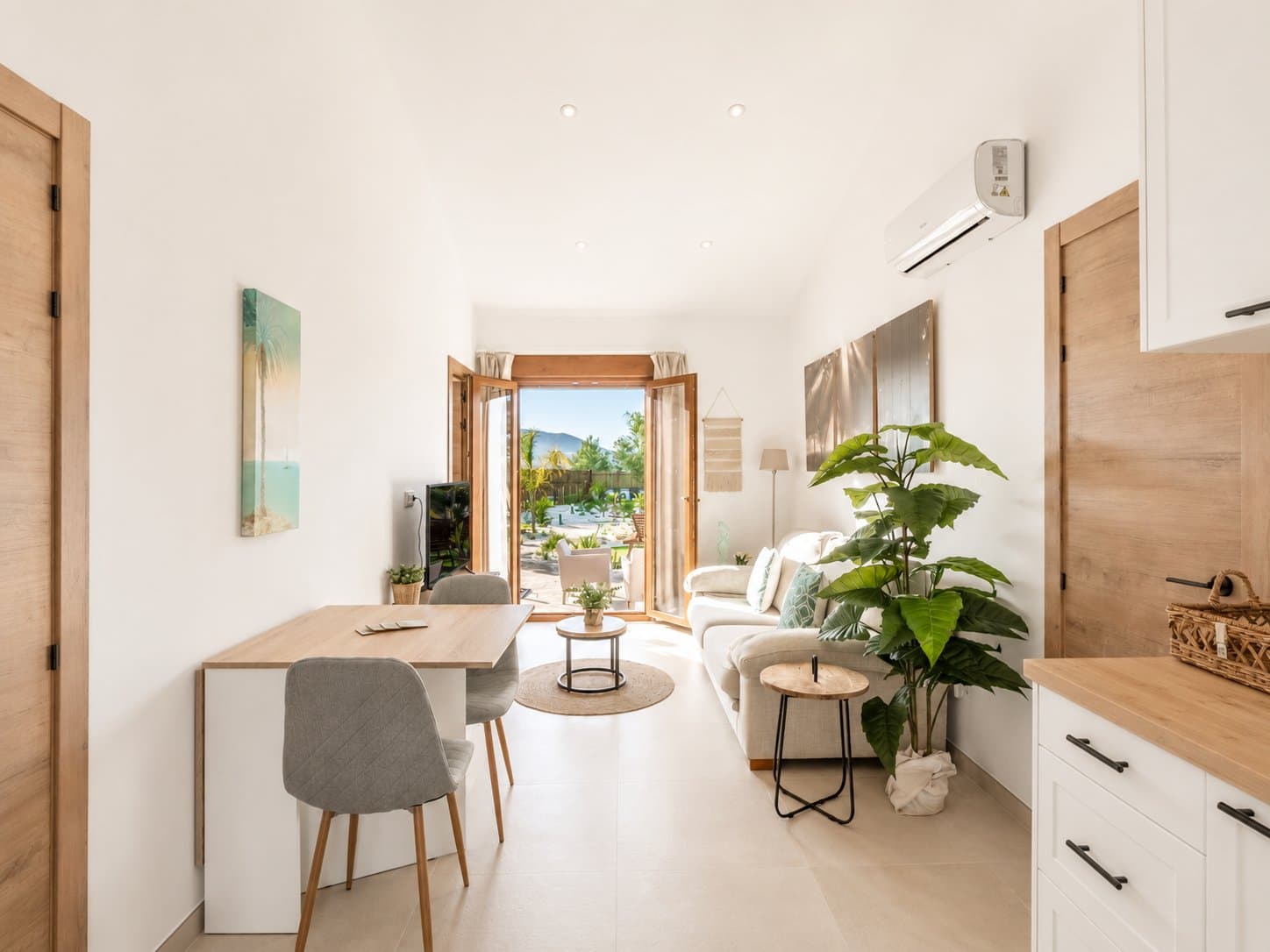 This recently renovated villa is set in the Senioles area of Jávea on a fully south-facing, private and flat plot, with beautiful valley views and a location around a 15-minute walk from the old town. - 23