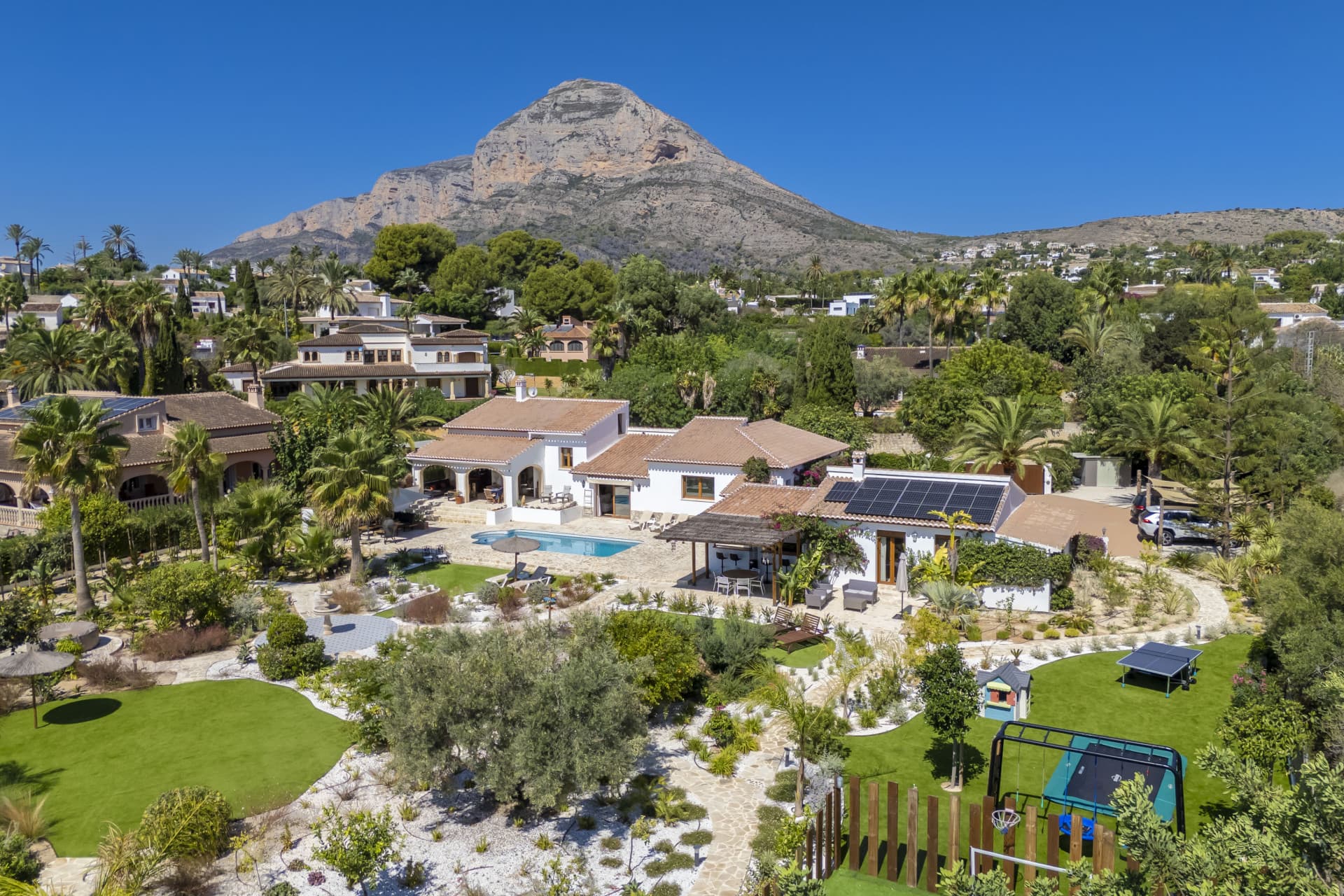This recently renovated villa is set in the Senioles area of Jávea on a fully south-facing, private and flat plot, with beautiful valley views and a location around a 15-minute walk from the old town. - 31